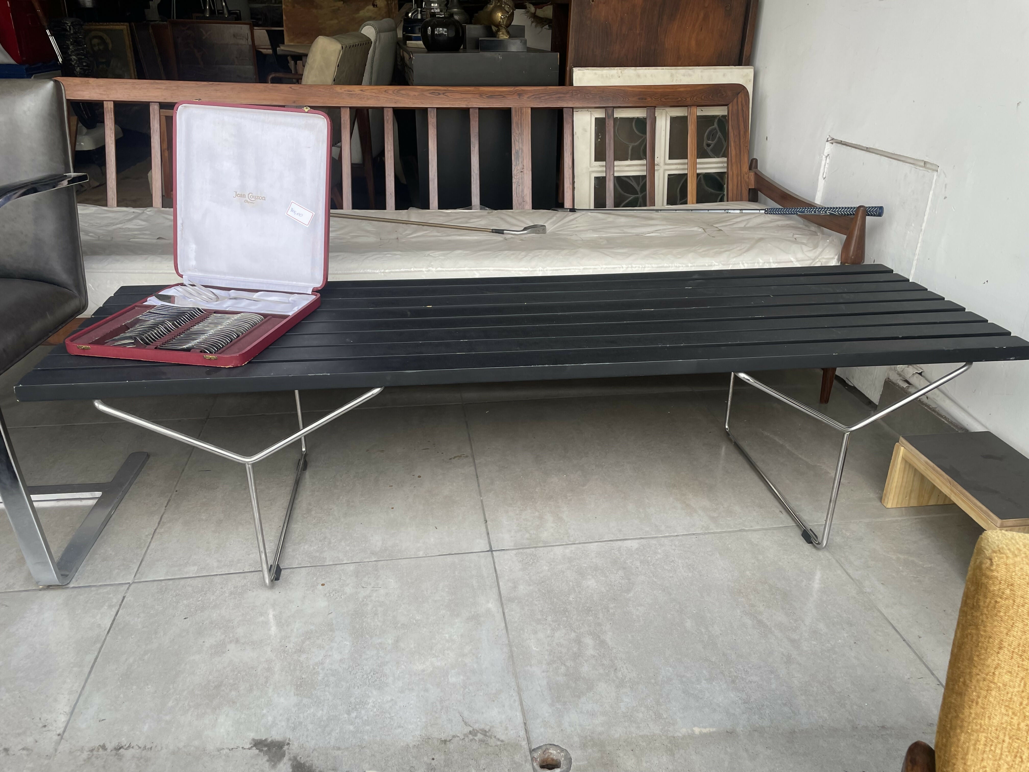 Banco Bertoia em Madeira Ripada pintada em preto