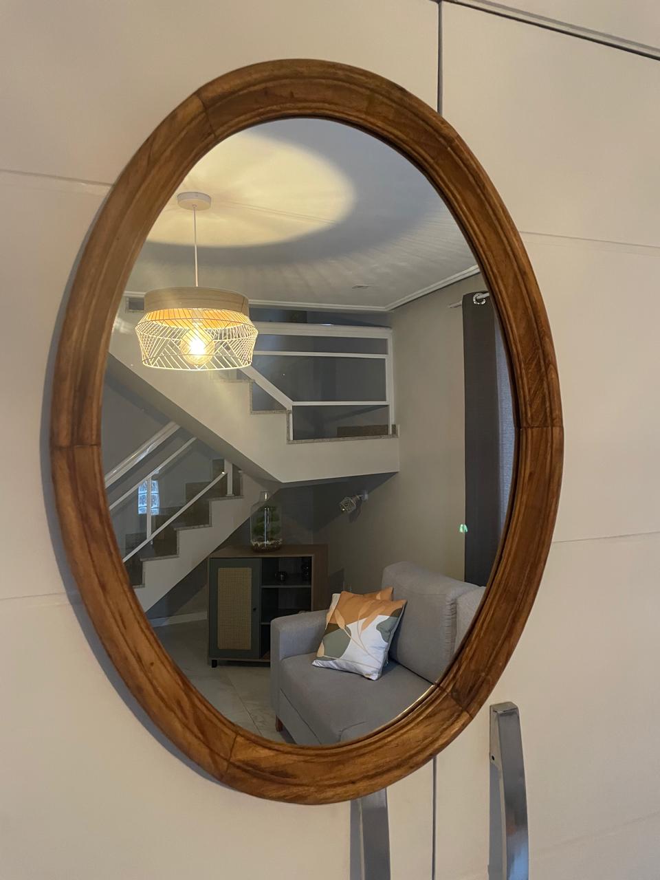 Espelho oval com moldura em madeira