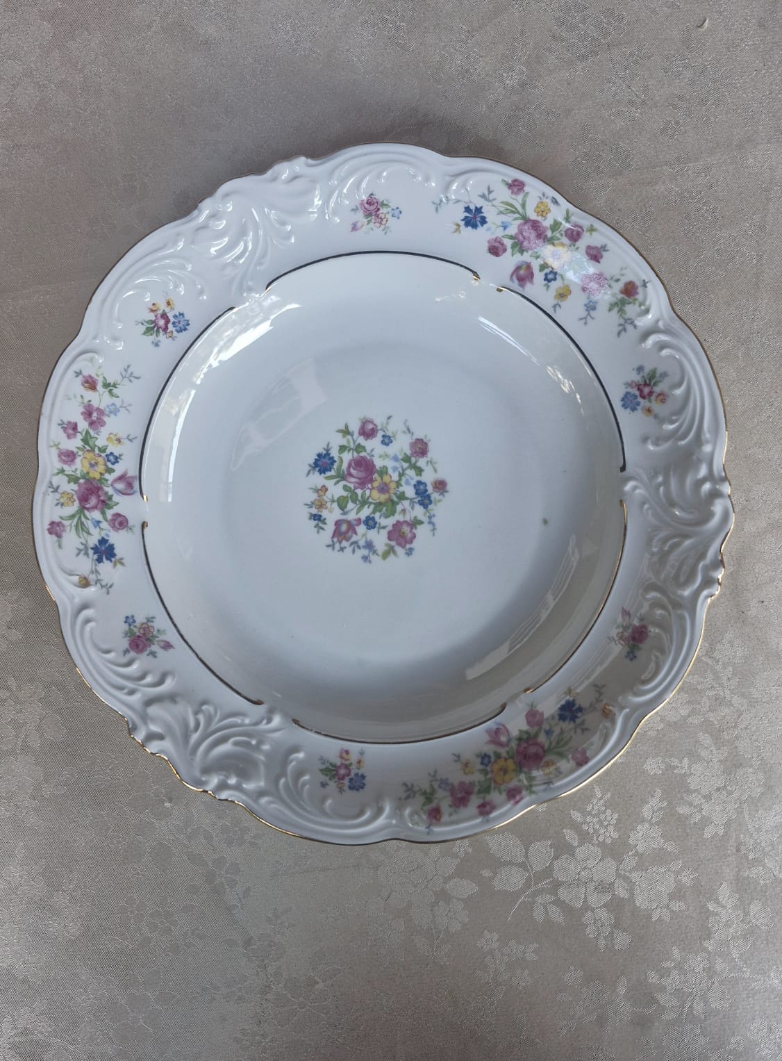Dois lindos pratos em porcelana europeia