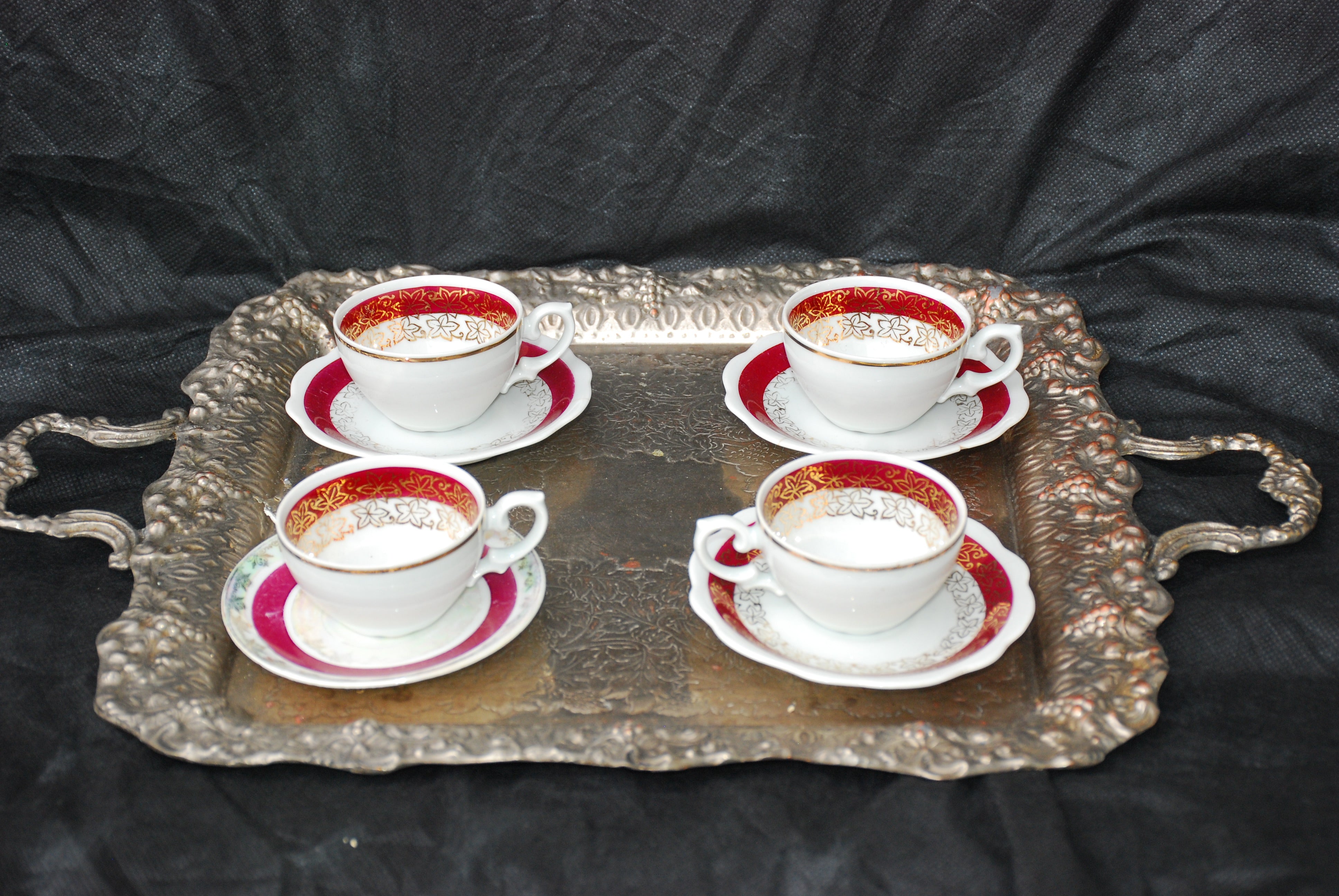 Conjunto de chá Porcelana Renner com detalhe em vermelho endoidada - anos 70 