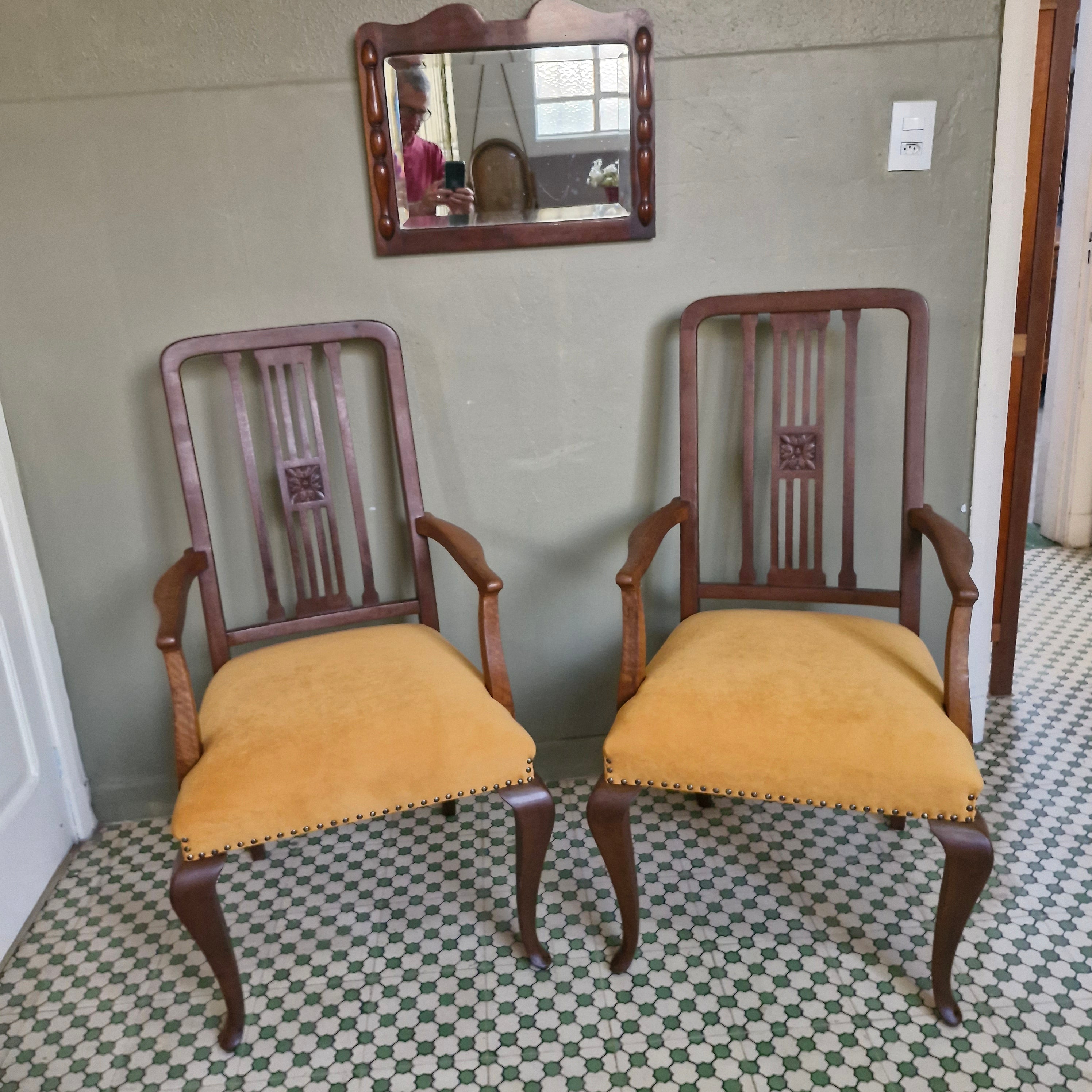 Par de Cadeiras Art Deco com estofado amarelo mostarda