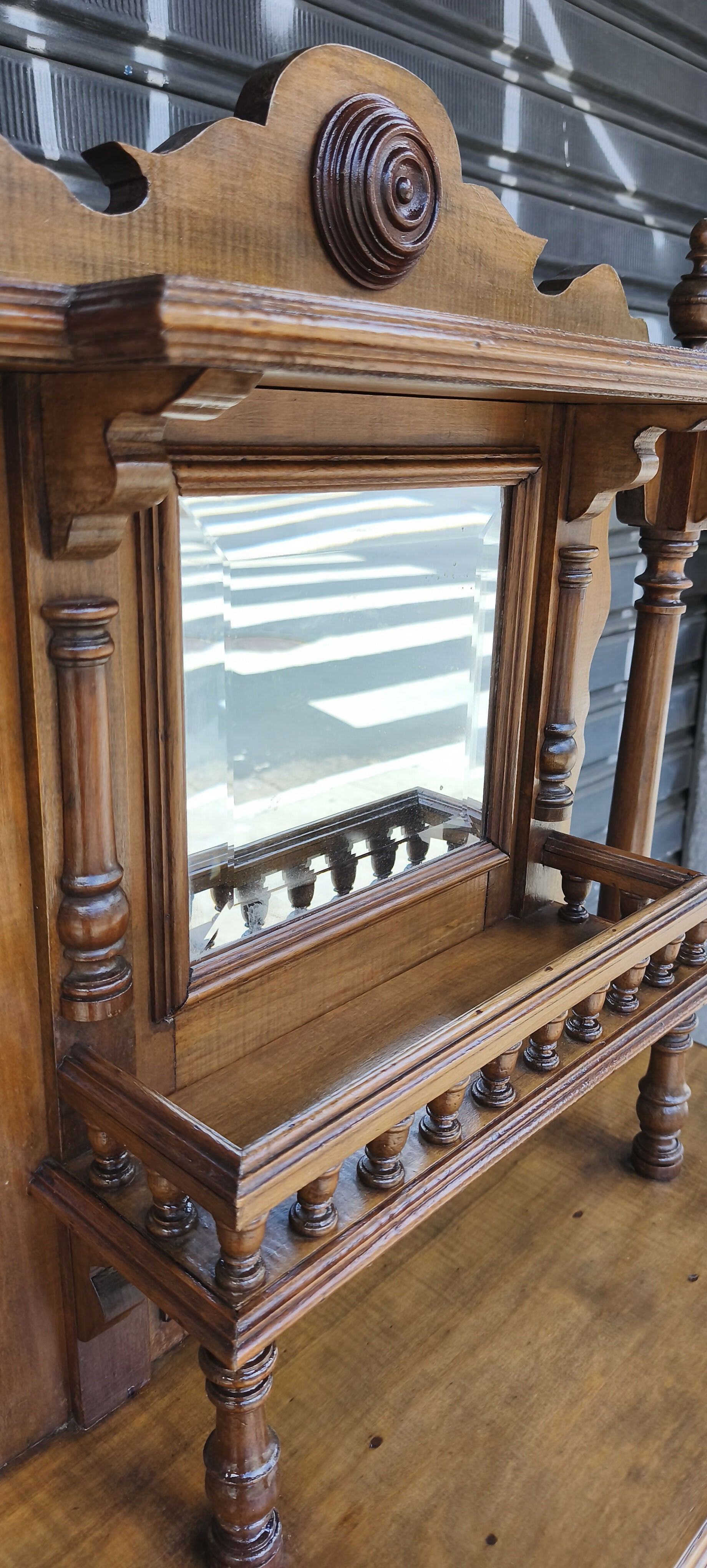 Porta Bibelô Império em madeira nobre e espelho bisotado