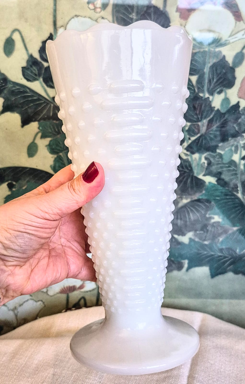 Incrível vaso em opalina vintage,  anos 50/60, estadounidense.  Formato trompete, padrão de pontos e traços, borda em babado.  Depression glass clássico chamado Vaso de Opalina Hobnail.