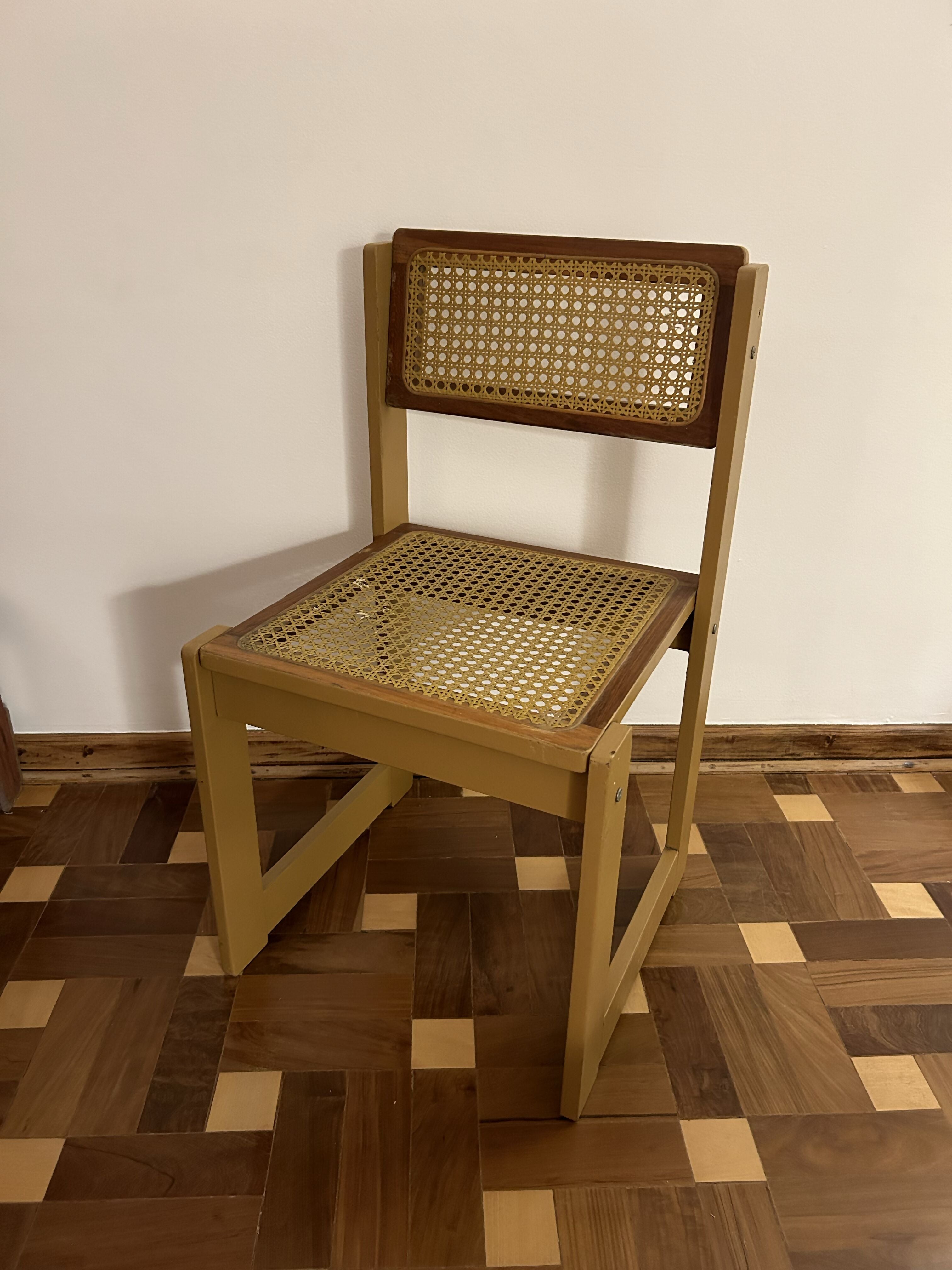 Cadeira de madeira com assento e encosto de palhinha