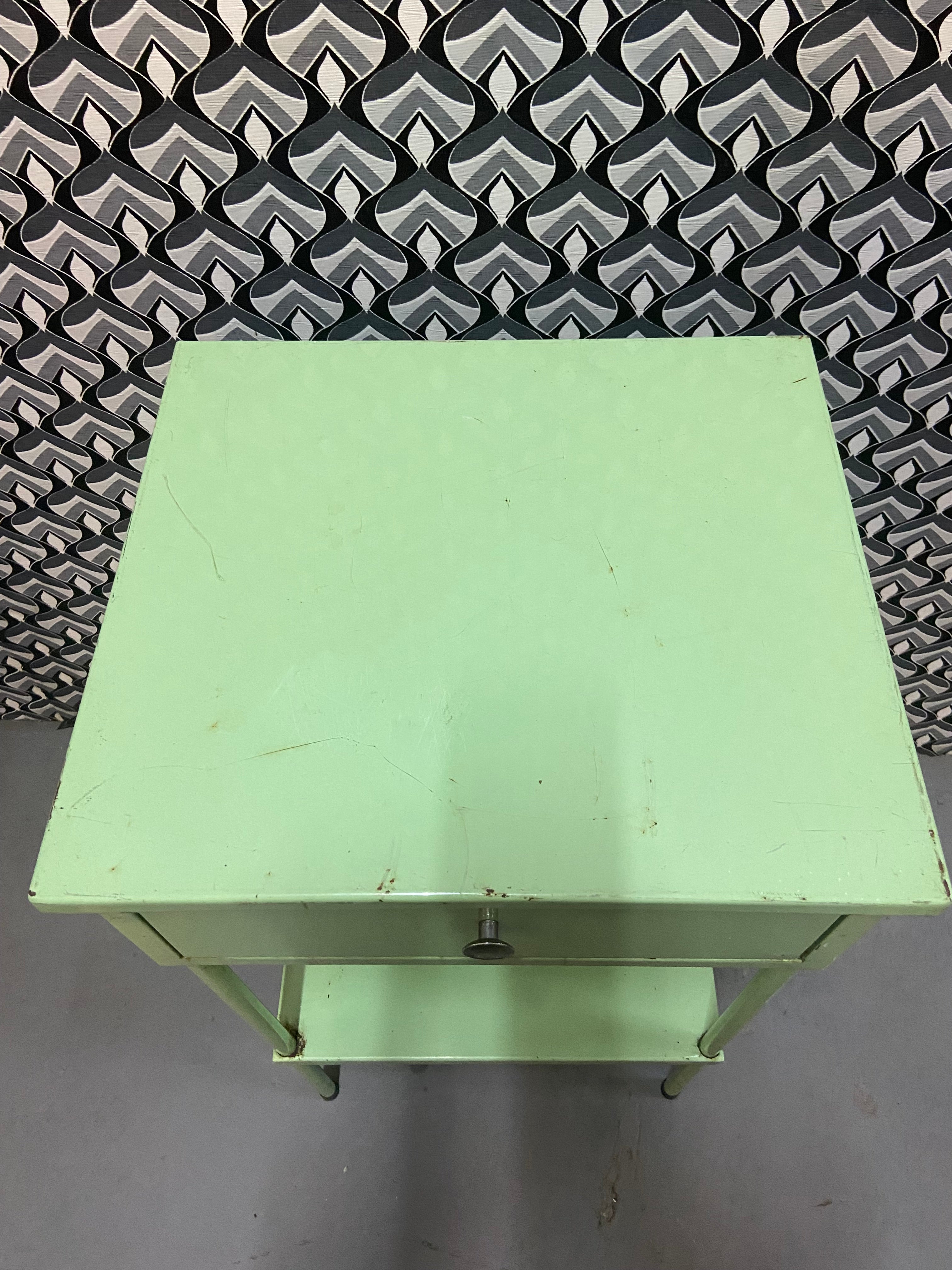 Mesa de cabeceira industrial em ferro verde 