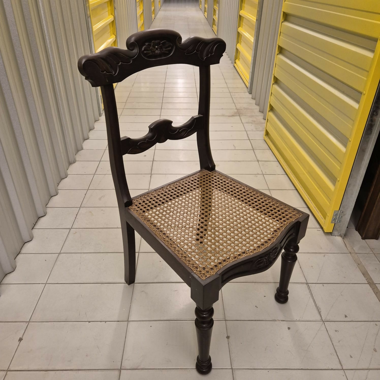 Cadeira baixa com palhinha