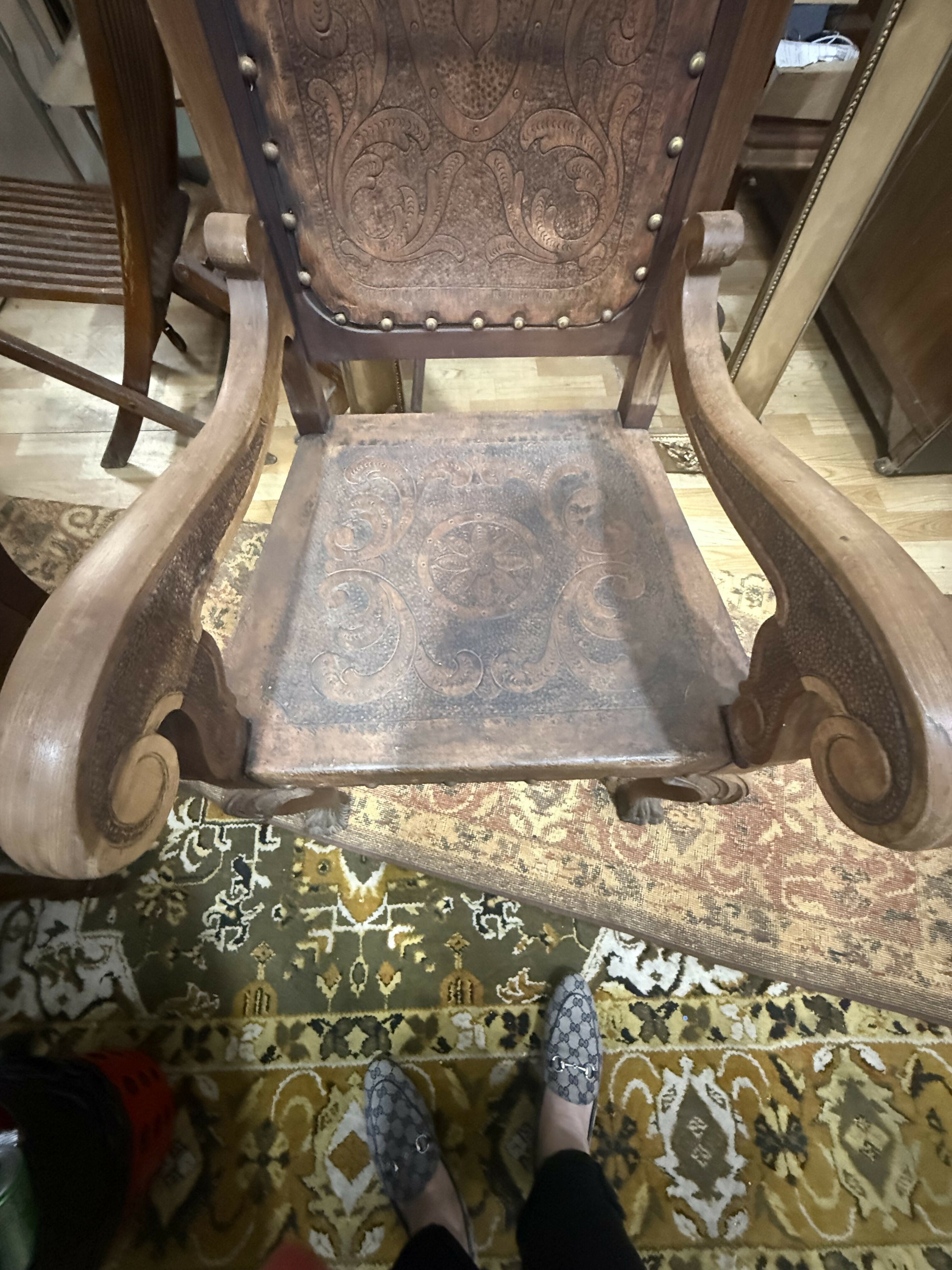 Cadeira de Honra Estilo Trono – Neo-Renascença – Final do Século XIX (c. 1890–1910) – Madeira Nobre &amp; Couro Lavrado Original ✨