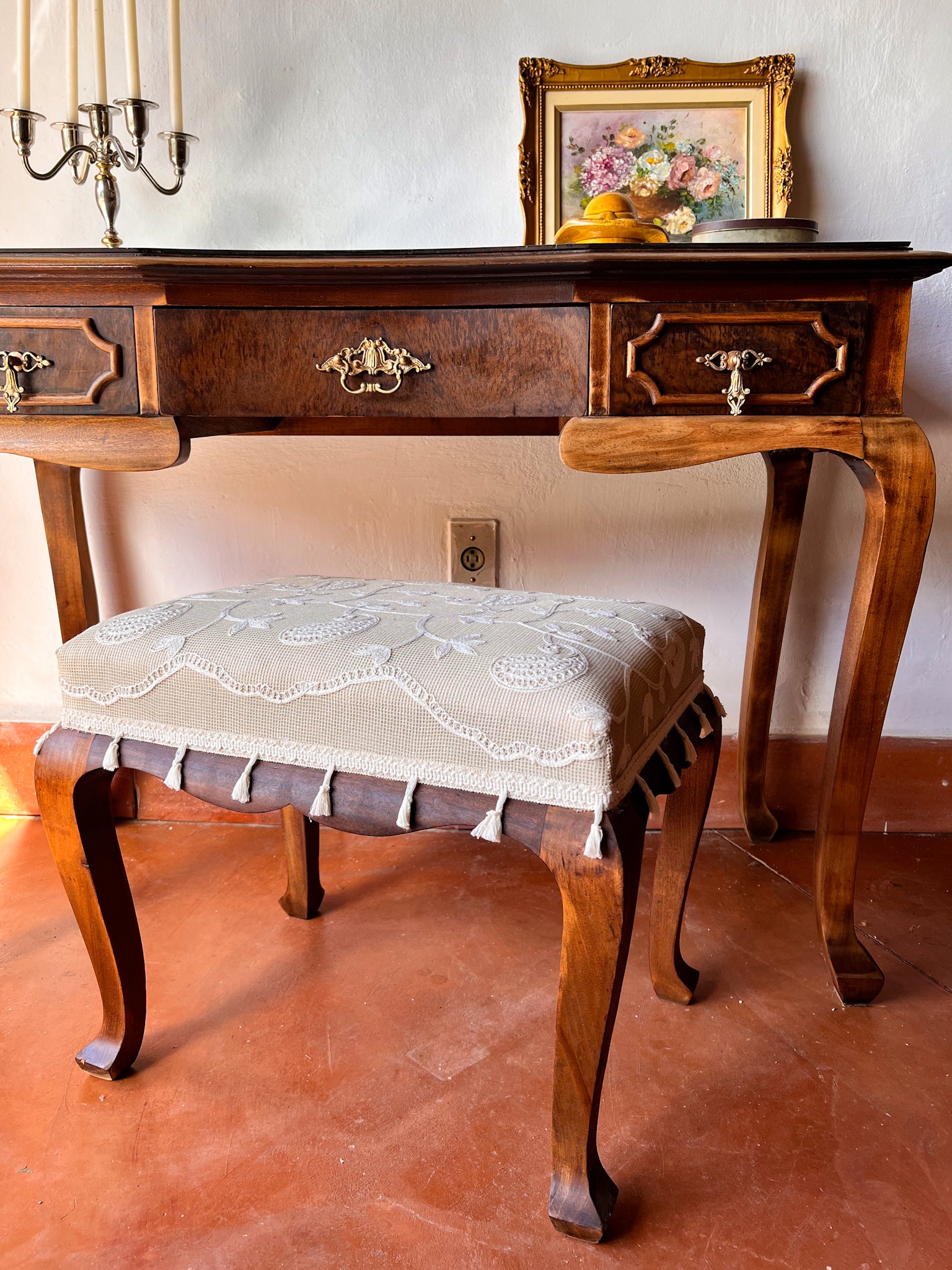 Banqueta Chipandelle com estofado de linho - peça restaurada