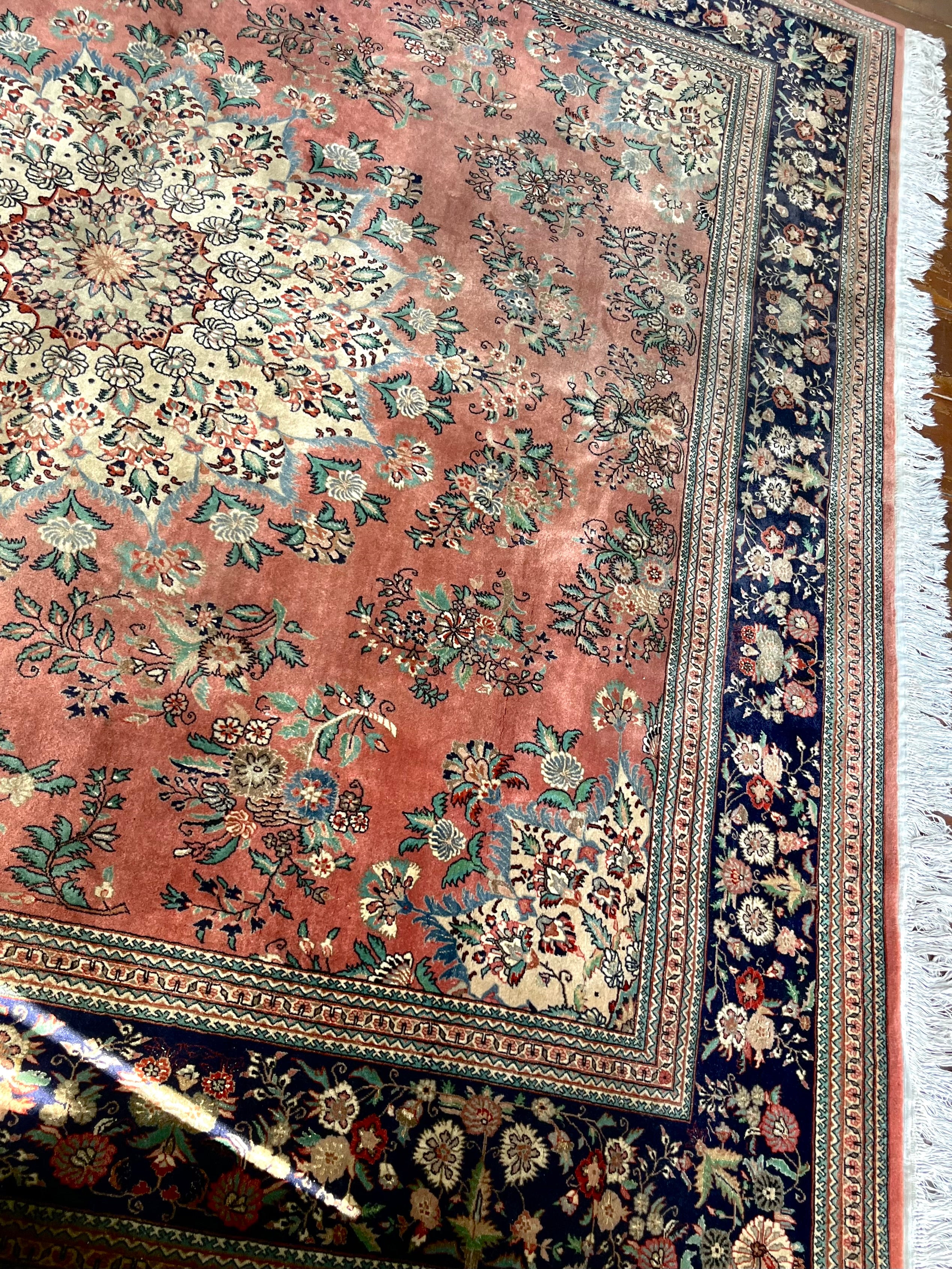 Tapete Persa Kashan 2,52 x 2,65 de coloração rosa antigo e azul