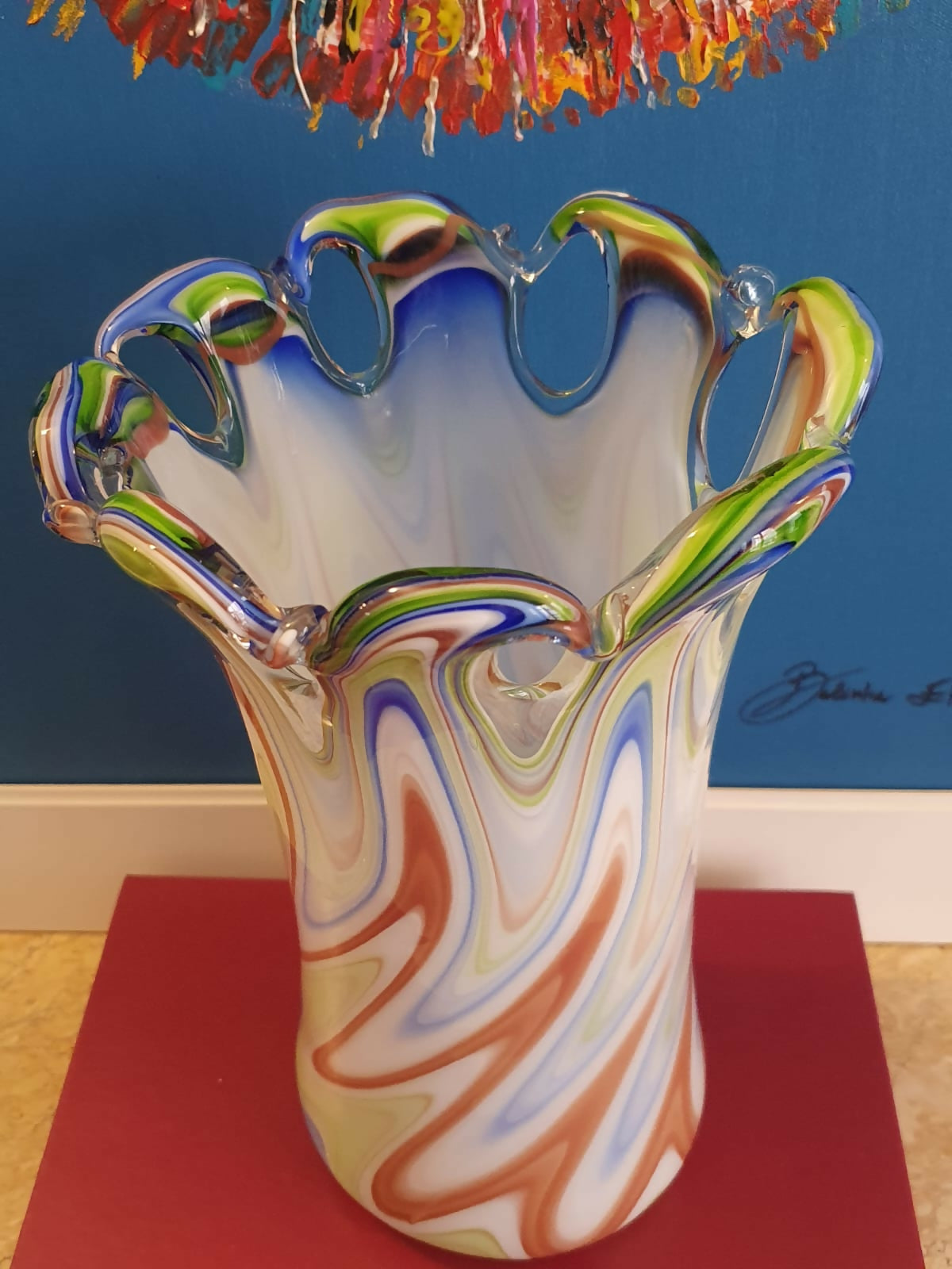 Maravilhoso e impecável vaso de Murano colorido.