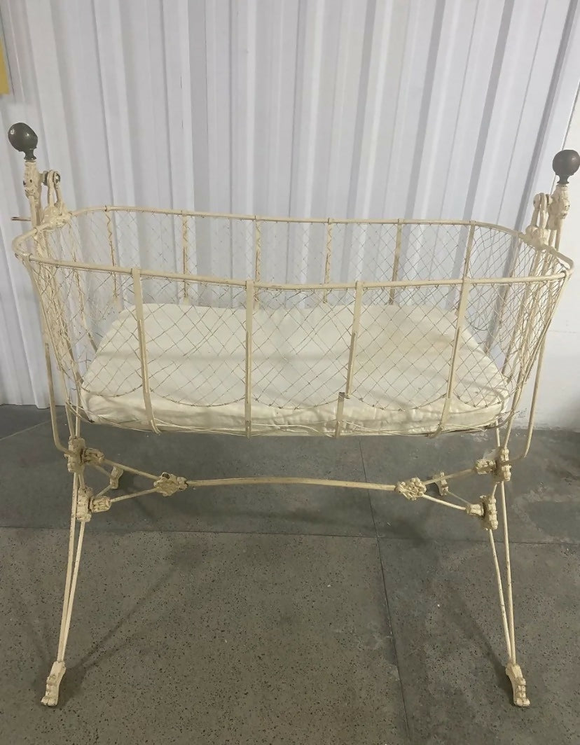 Lindo Berço de Balançar Antigo!