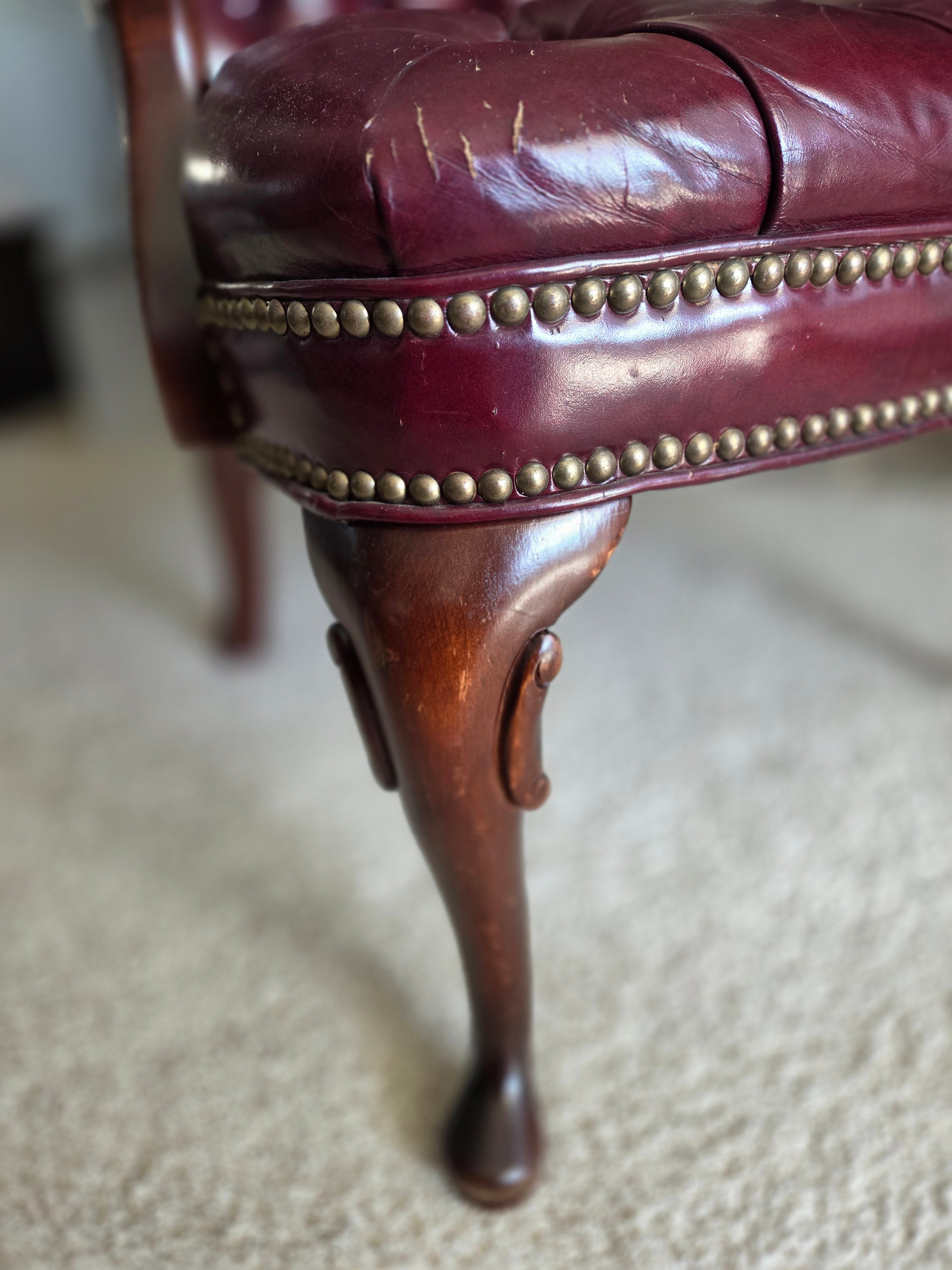 Poltrona com braço estilo Chesterfield Queen Anne em couro bordô.