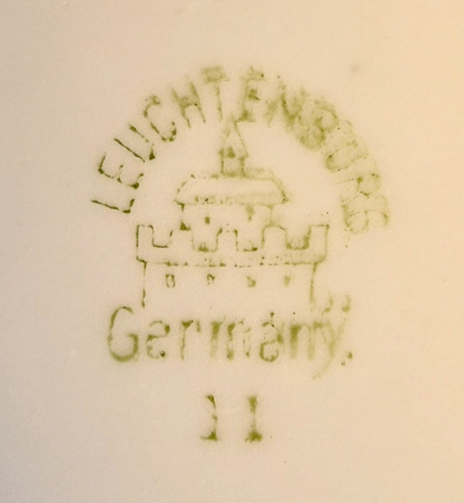 Antigo prato de bolo com alças em porcelana alemã da região da Turíngia, fabricado entre 1895 e 1920, pintado à mão,  pela renomada C.A. Lehmann &amp; Sohn.