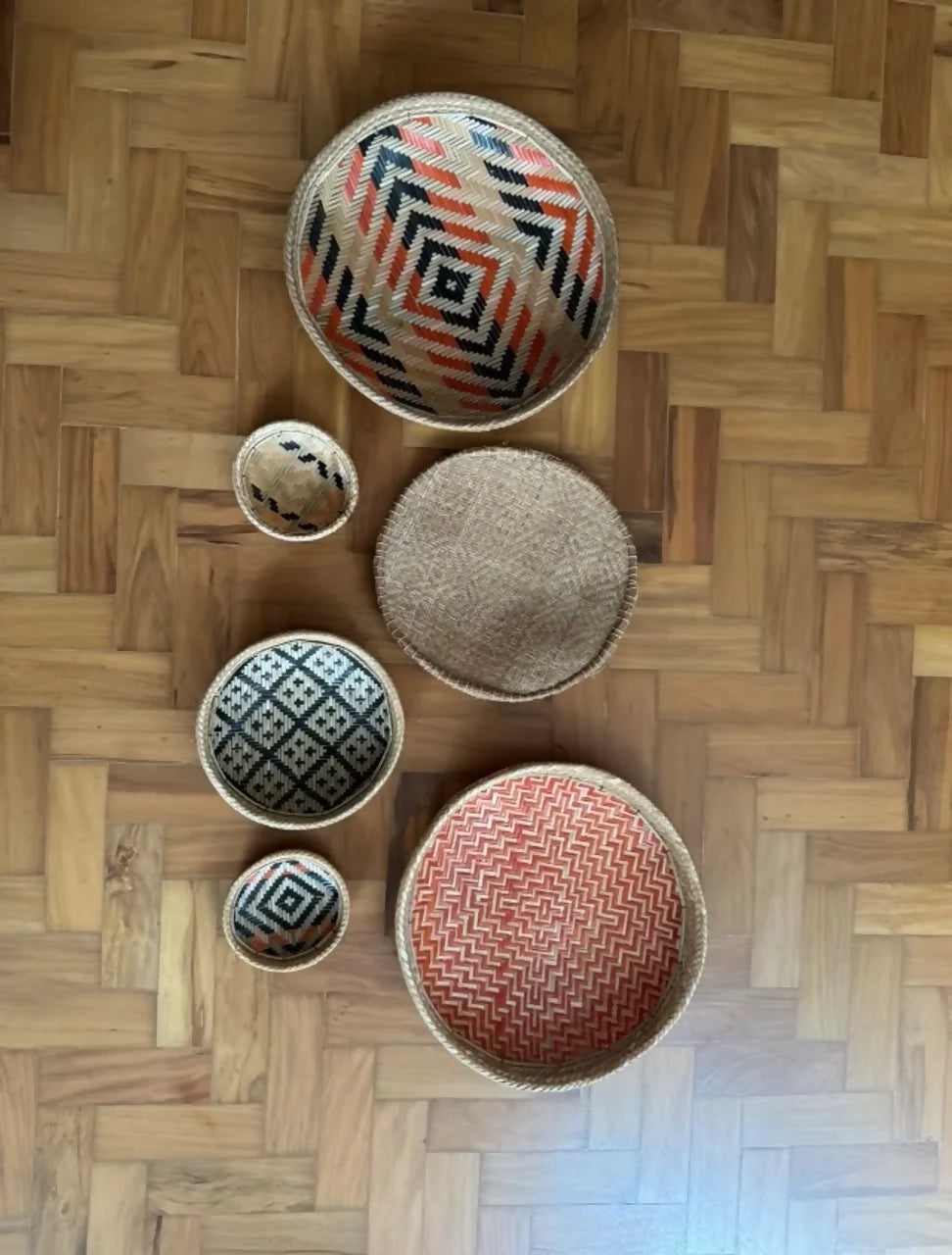 Conjunto de seis cestos artesanais indígenas