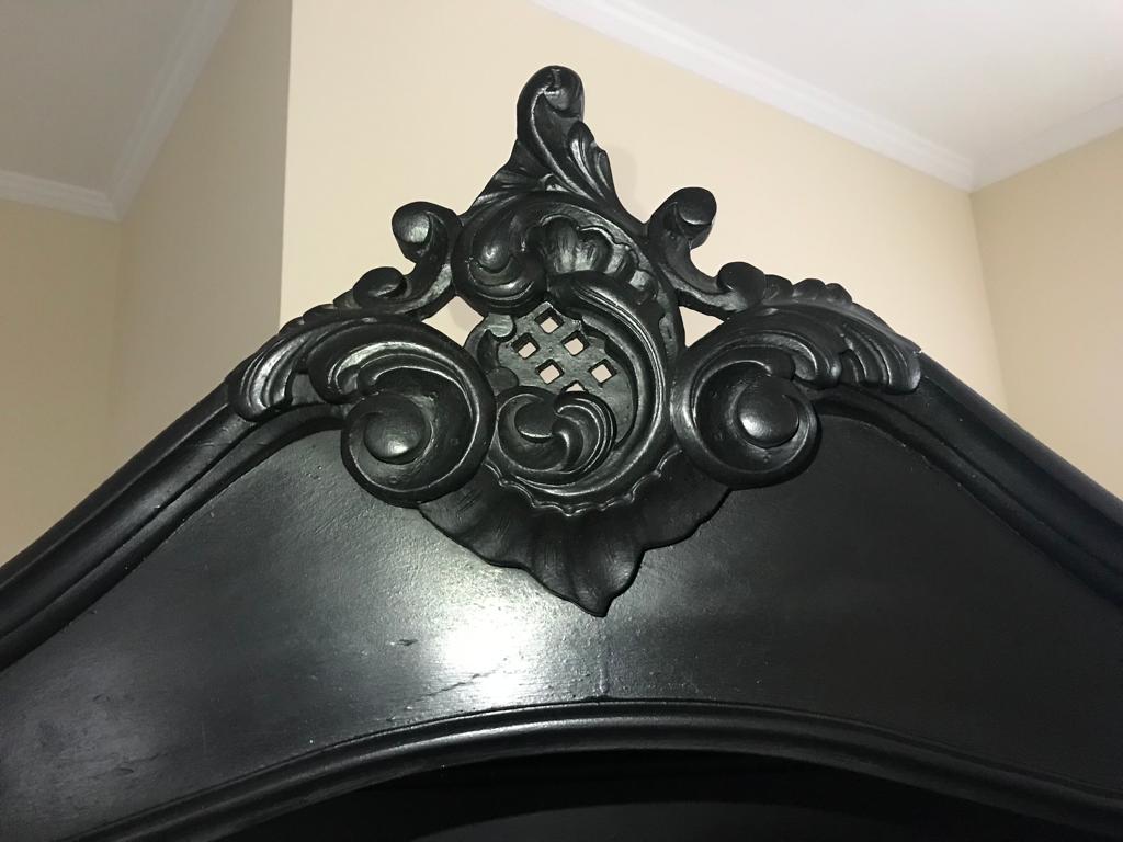 Guarda roupa / Armário Cenográfico Luís XV Preto – Perfeito para Loja e Cenários