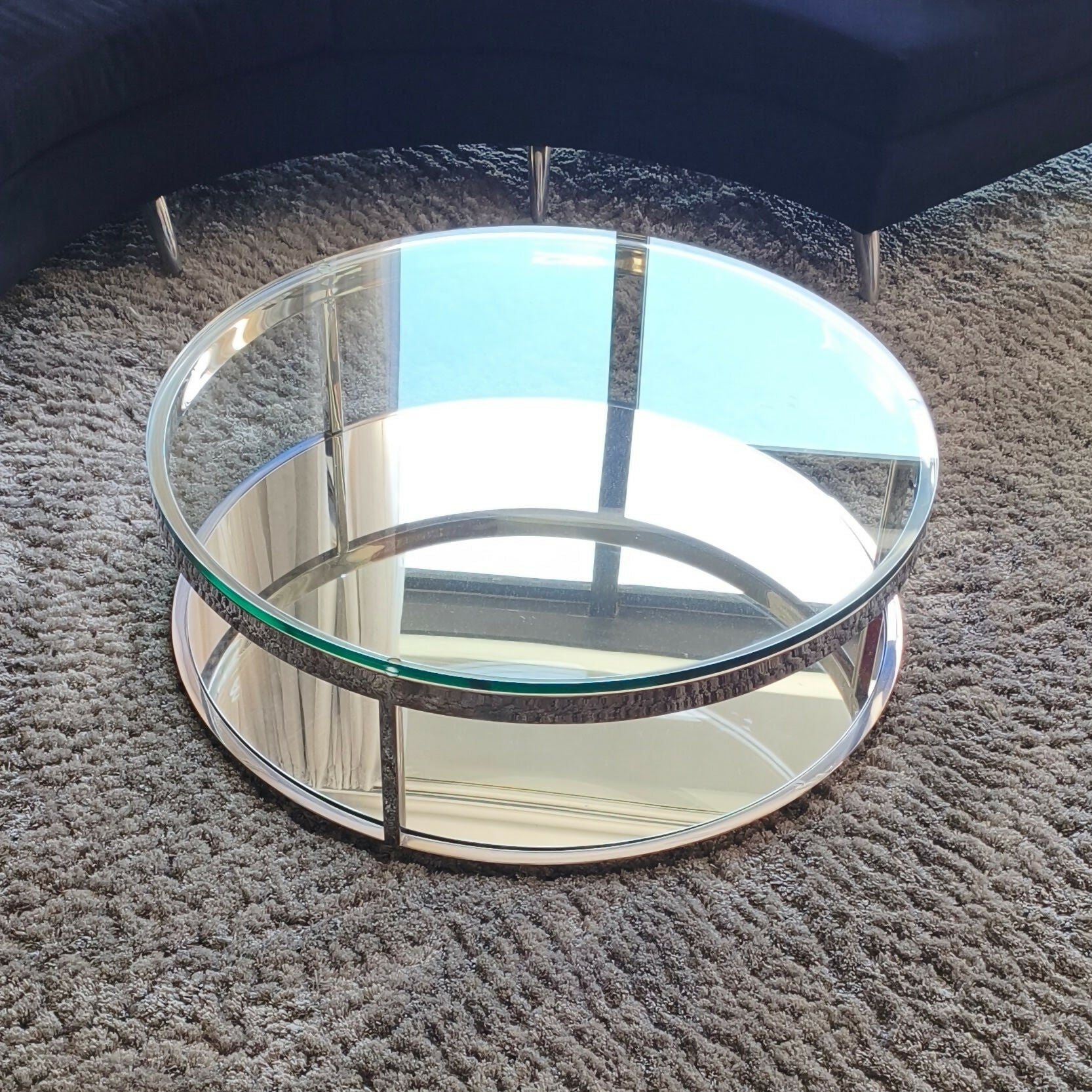 Mesa de centro redonda em inox com tampo de vidro