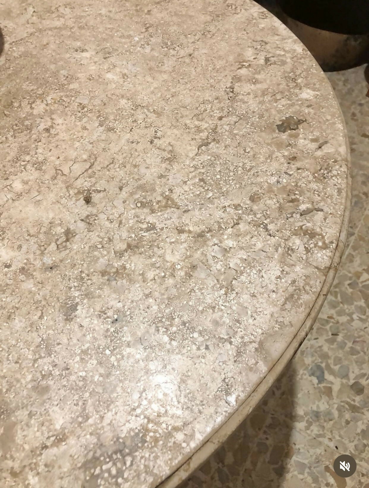 Mesa redonda de madeira com tampo de mármore