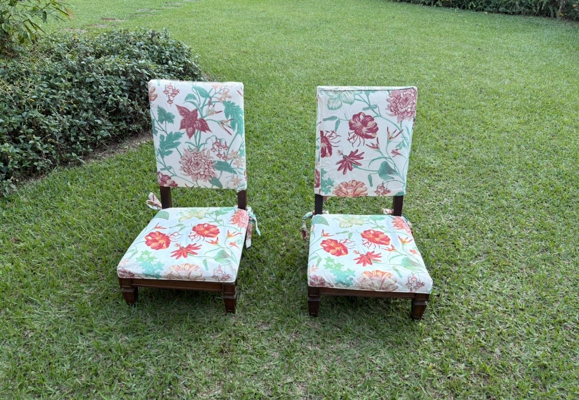Par de poltronas baixas com estofado branco com flores 