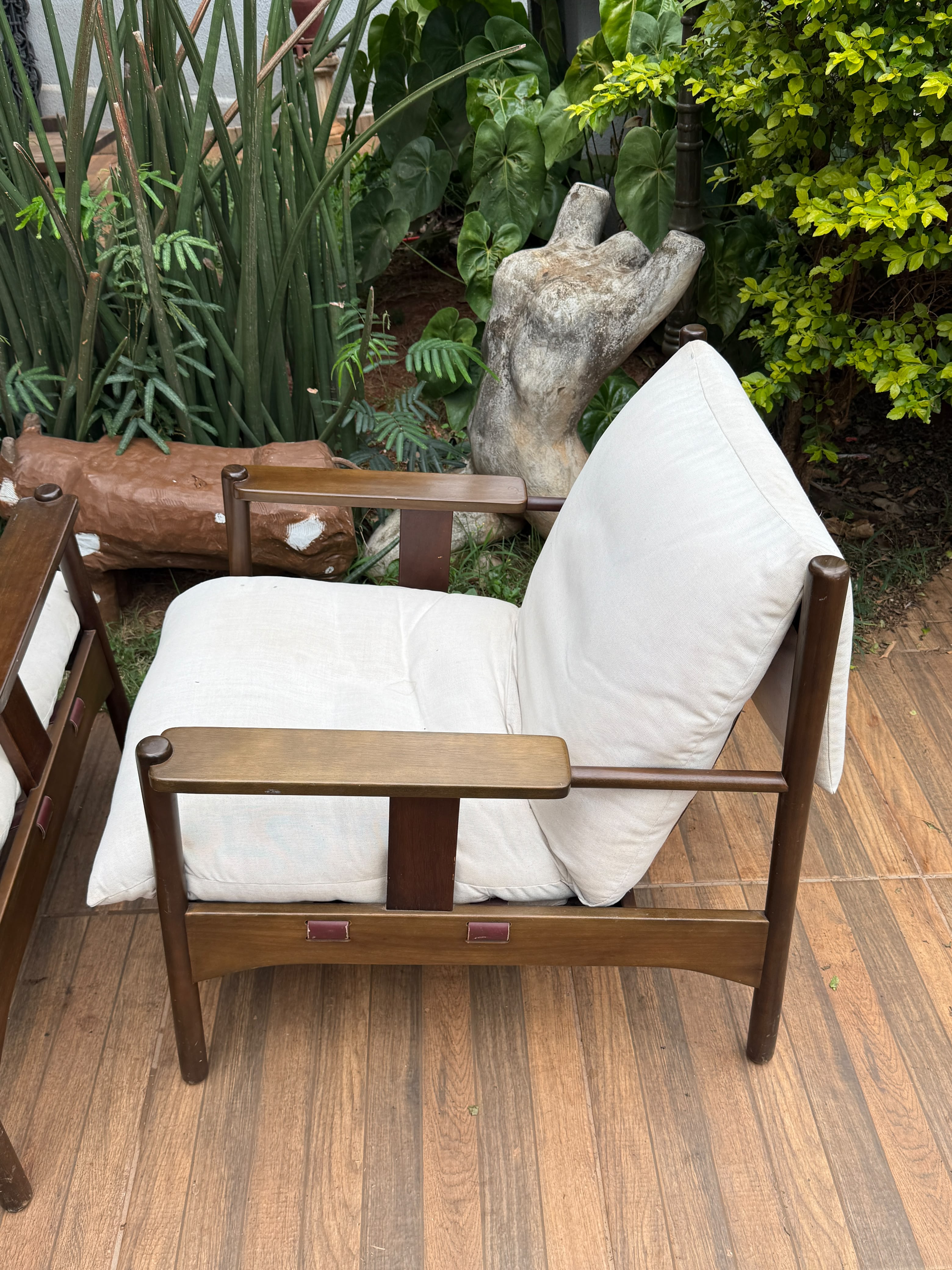 Par de Poltronas Design com estrutura em madeira e estofado claro com percinta