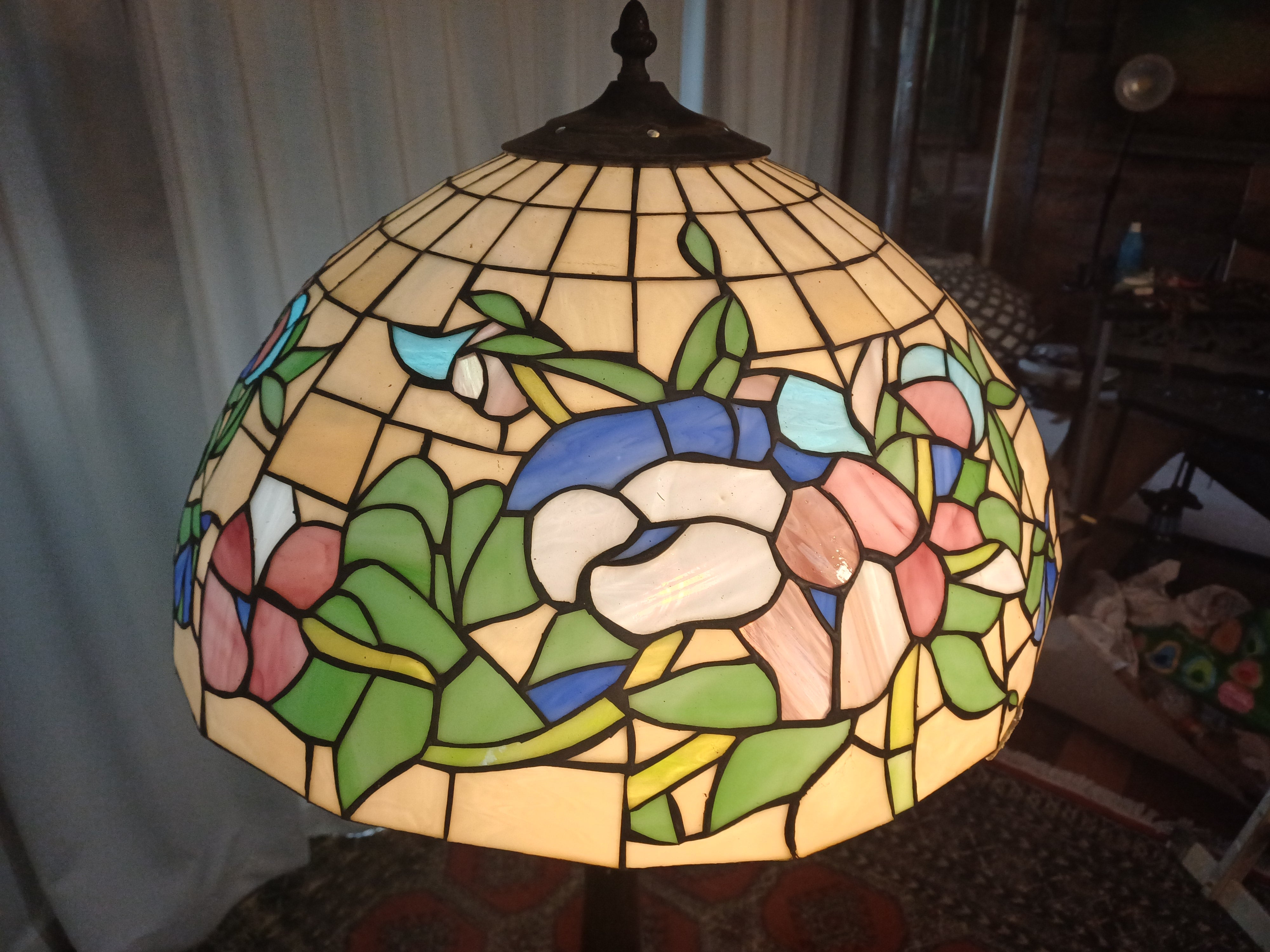 Raro Abajur Tiffany Pé Alto 160mt com motivos florais 