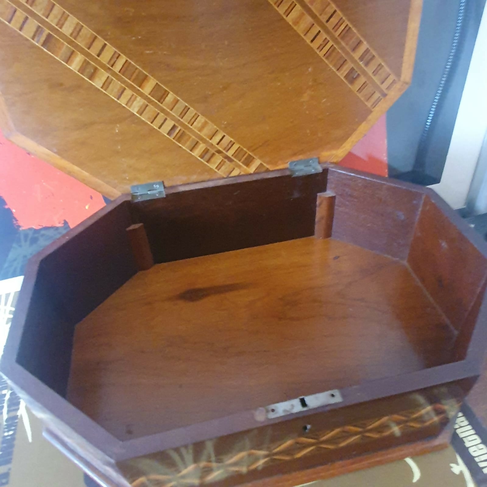 Caixa em madeira, porta joias, trabalhada em detalhes de marchetaria com 2 andares e chave.