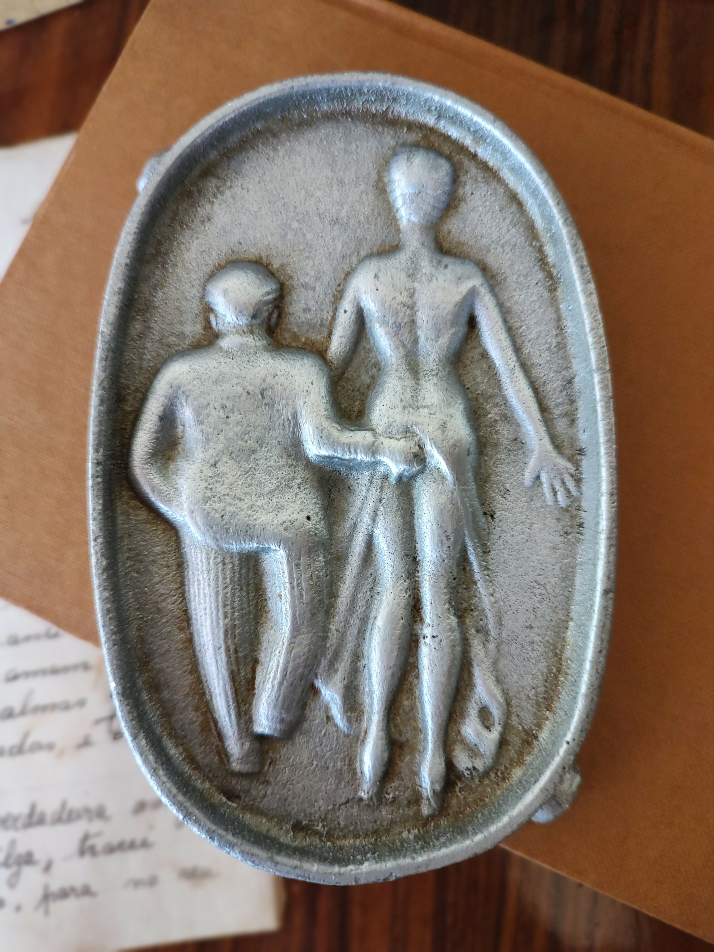 Antigo Cinzeiro americano em alumínio fundido retratando casal