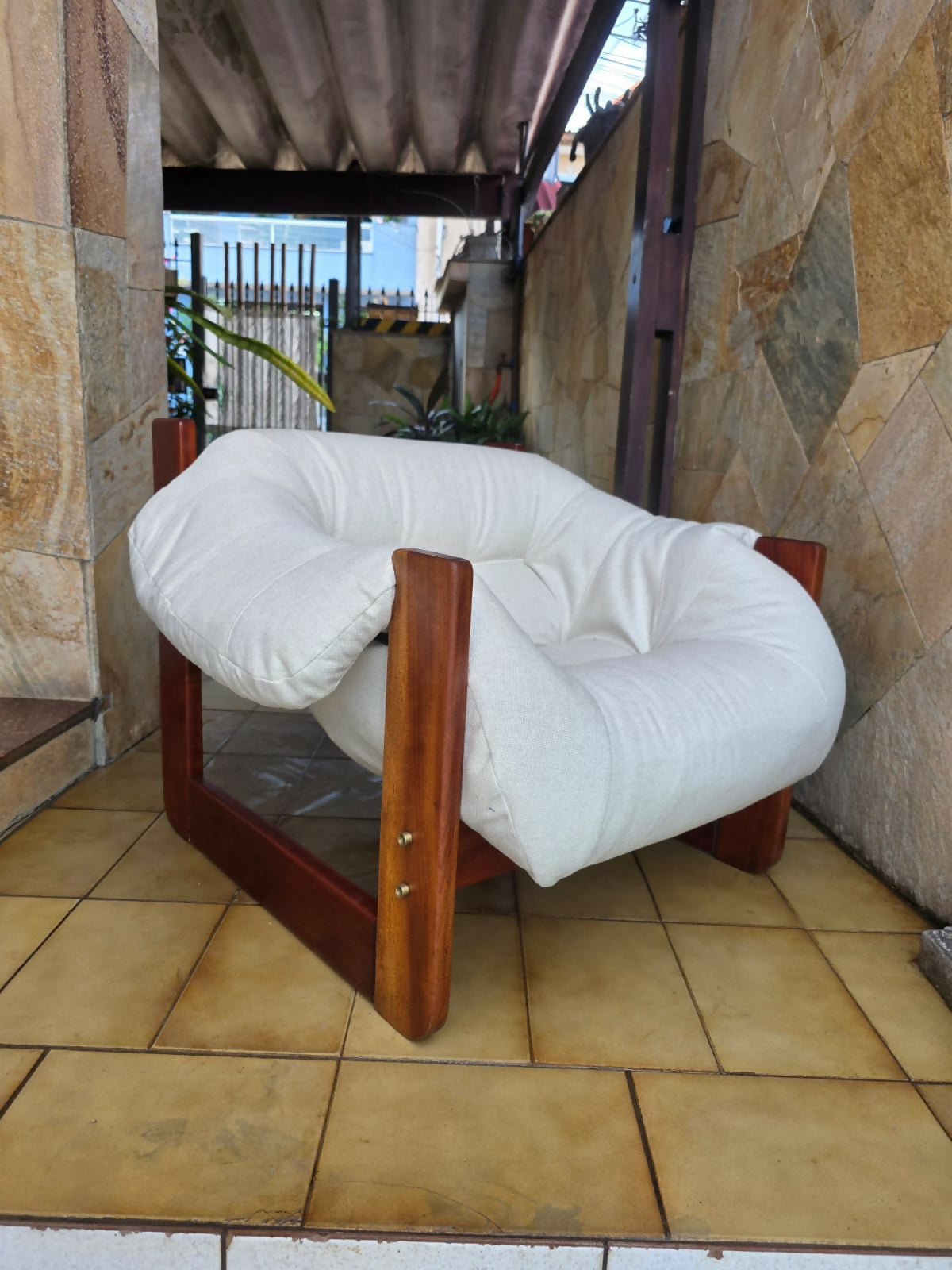 Poltrona MP-97 de Percival Lafer em linho branco