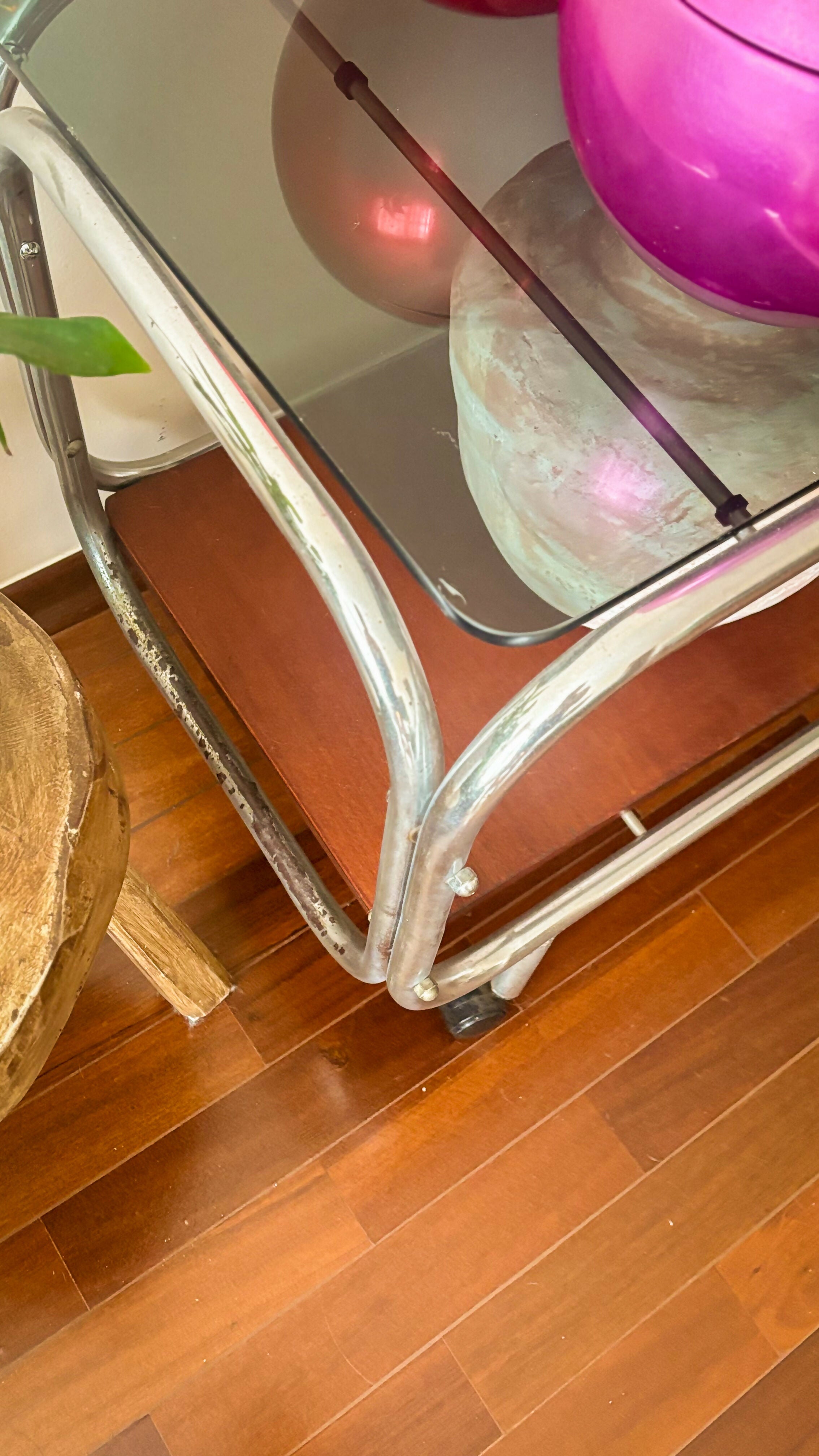 Barzinho em metal tubular cromado e vidro fumê