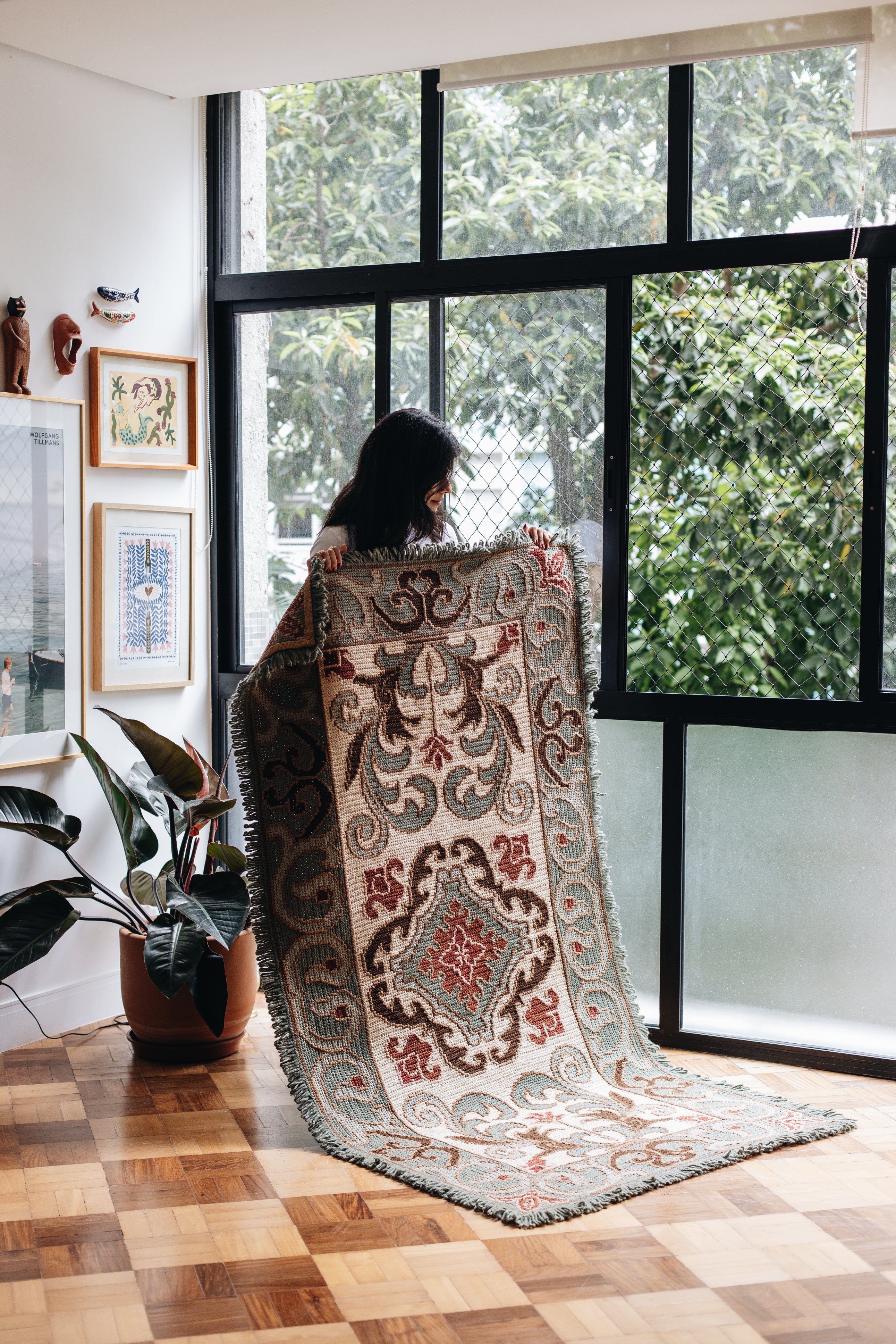 Tapete Nublo | 2,00m x 1,10m | Arraiolo com arabescos em tons de verde e rosa