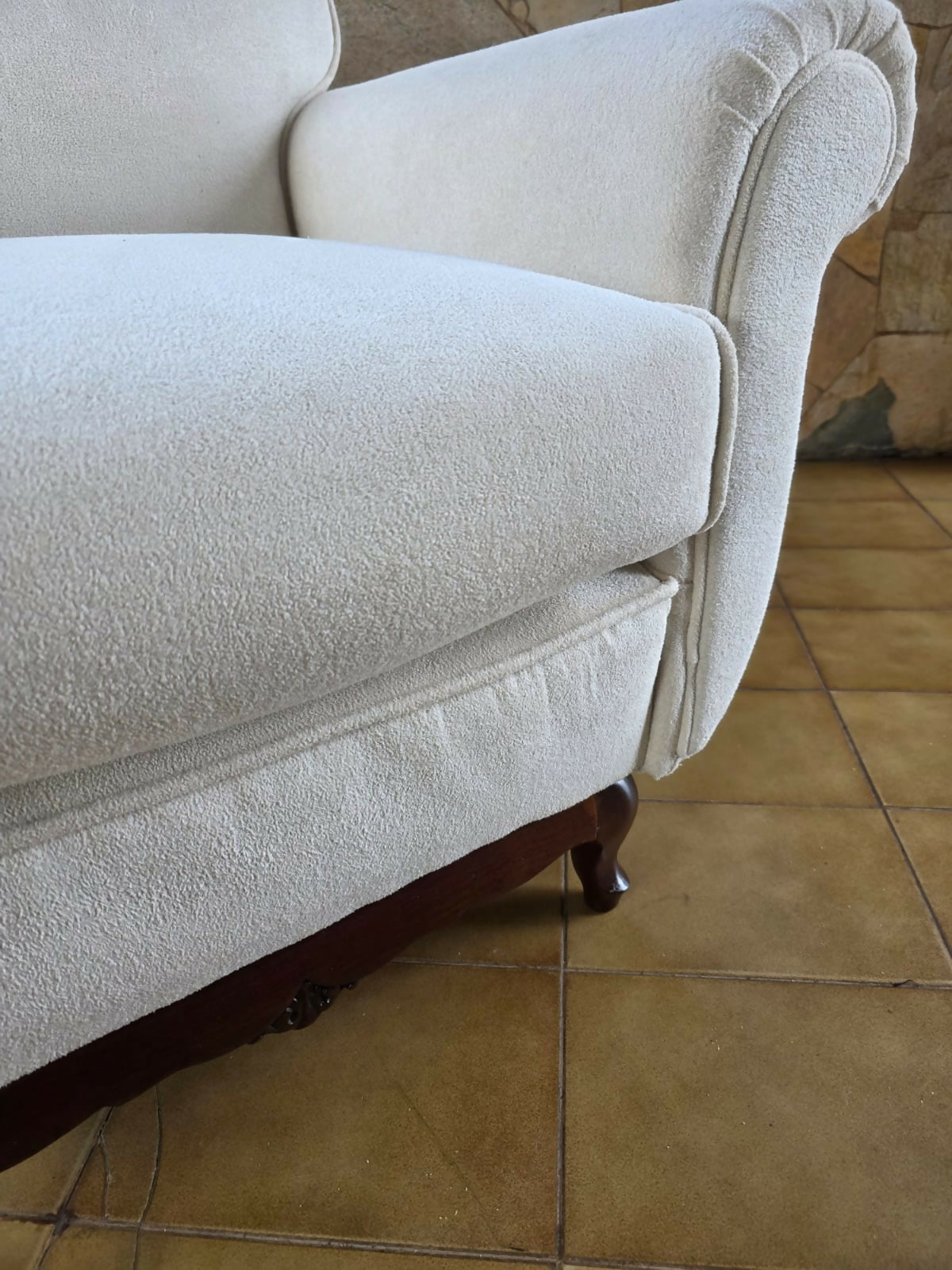 Poltrona estilo inglês em tecido bouclé off-white