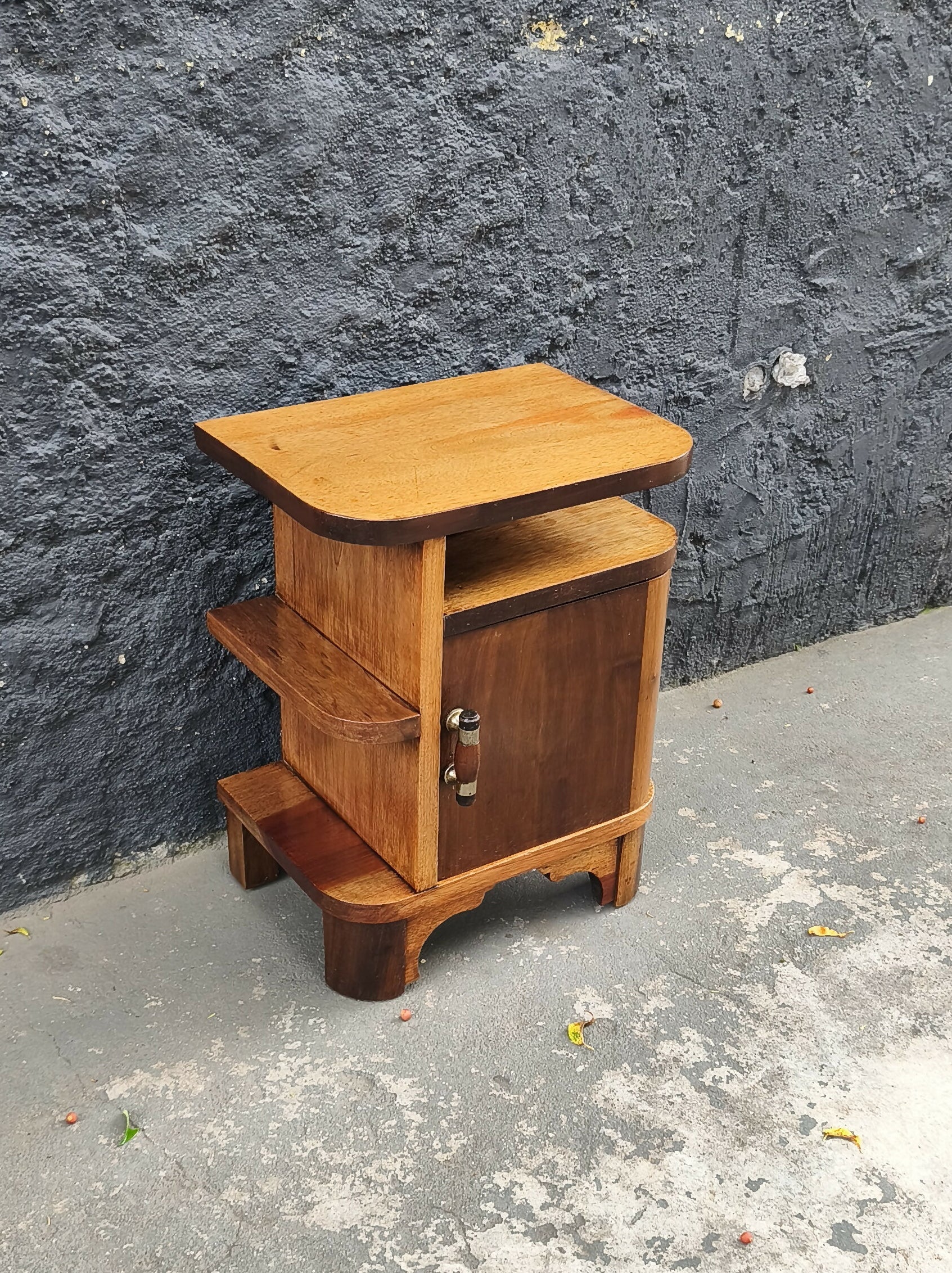 Mesa de cabeceira com portinha (restaurada) 
