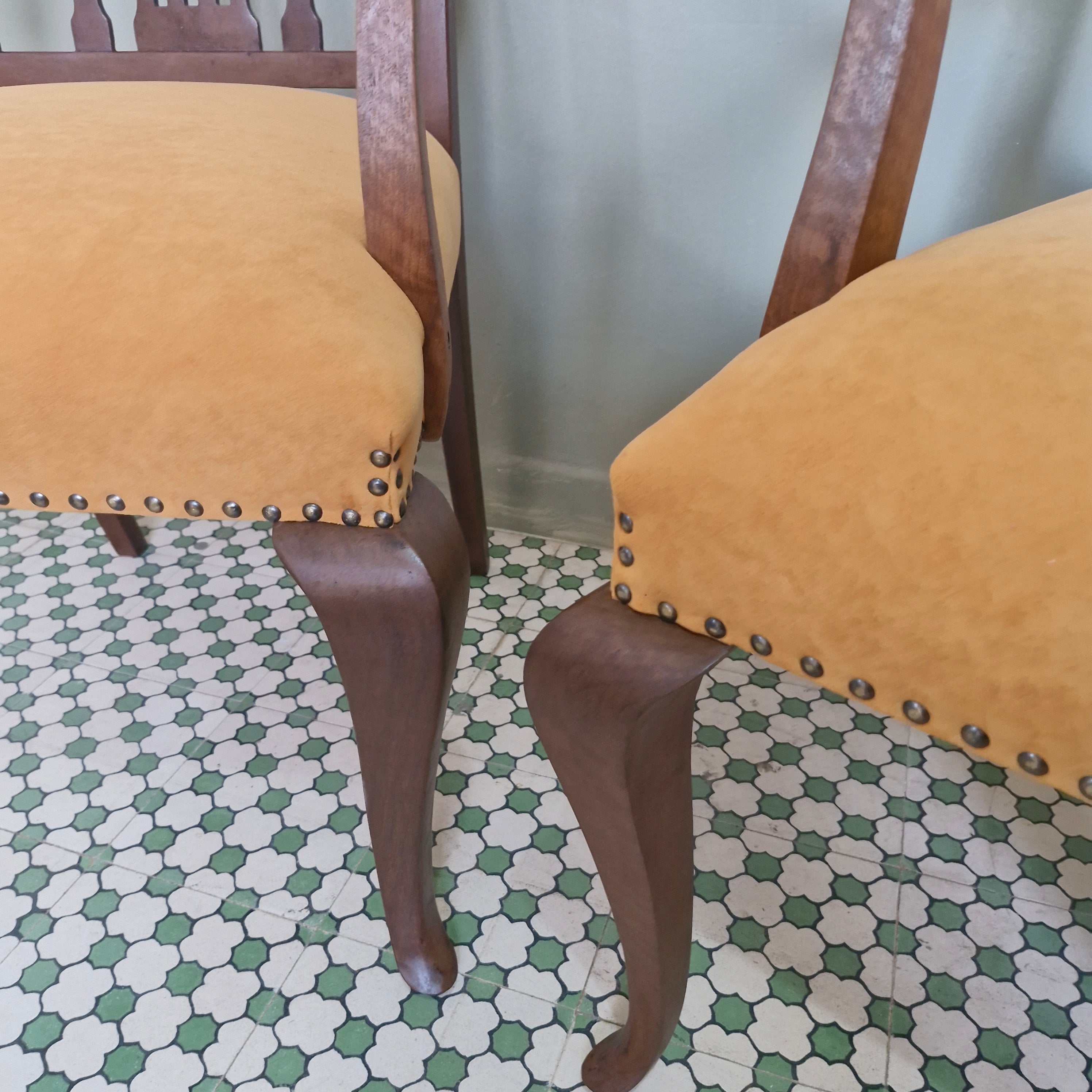 Par de Cadeiras Art Deco com estofado amarelo mostarda