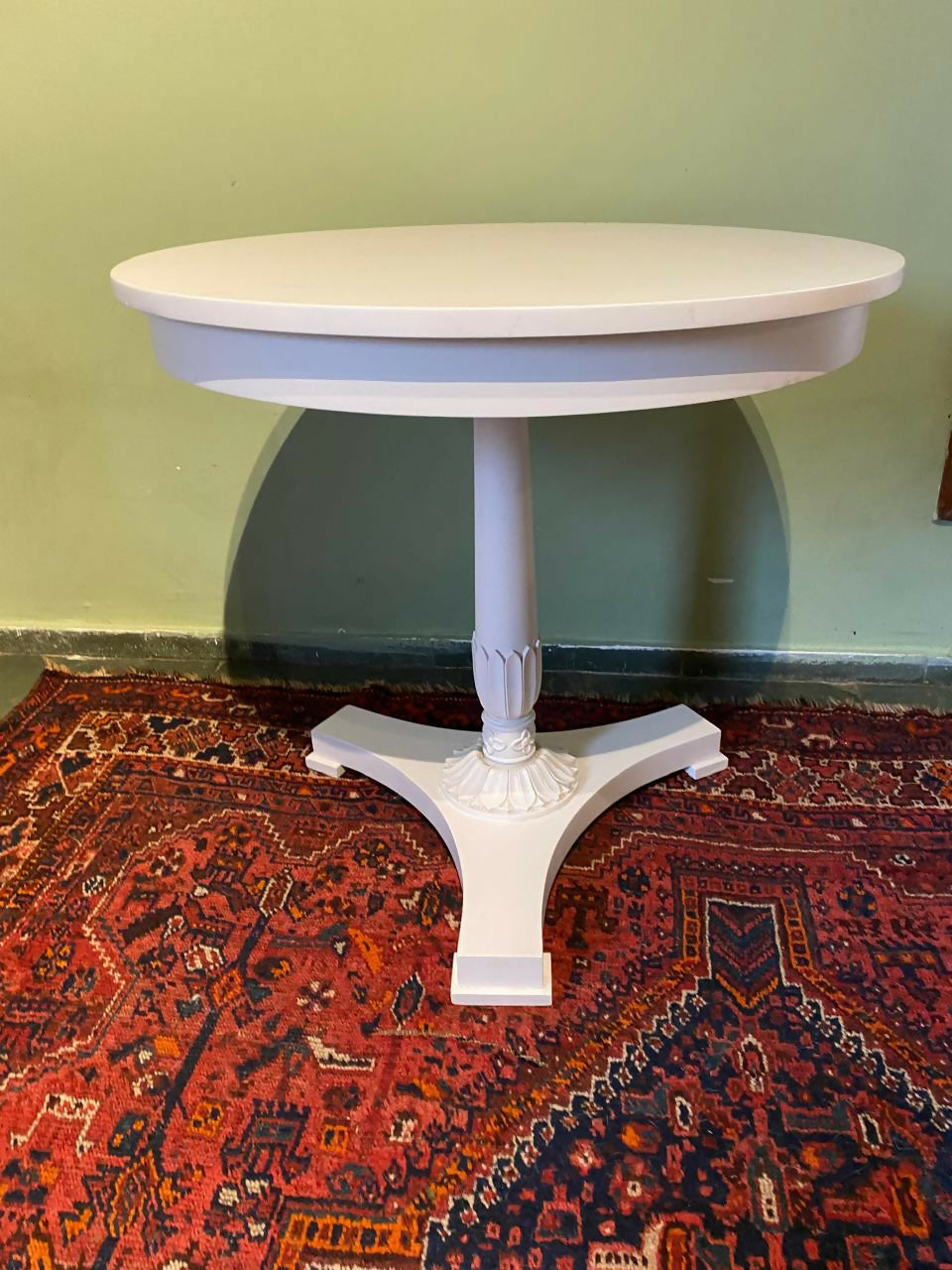 Mesa lateral em madeira com pintura branca