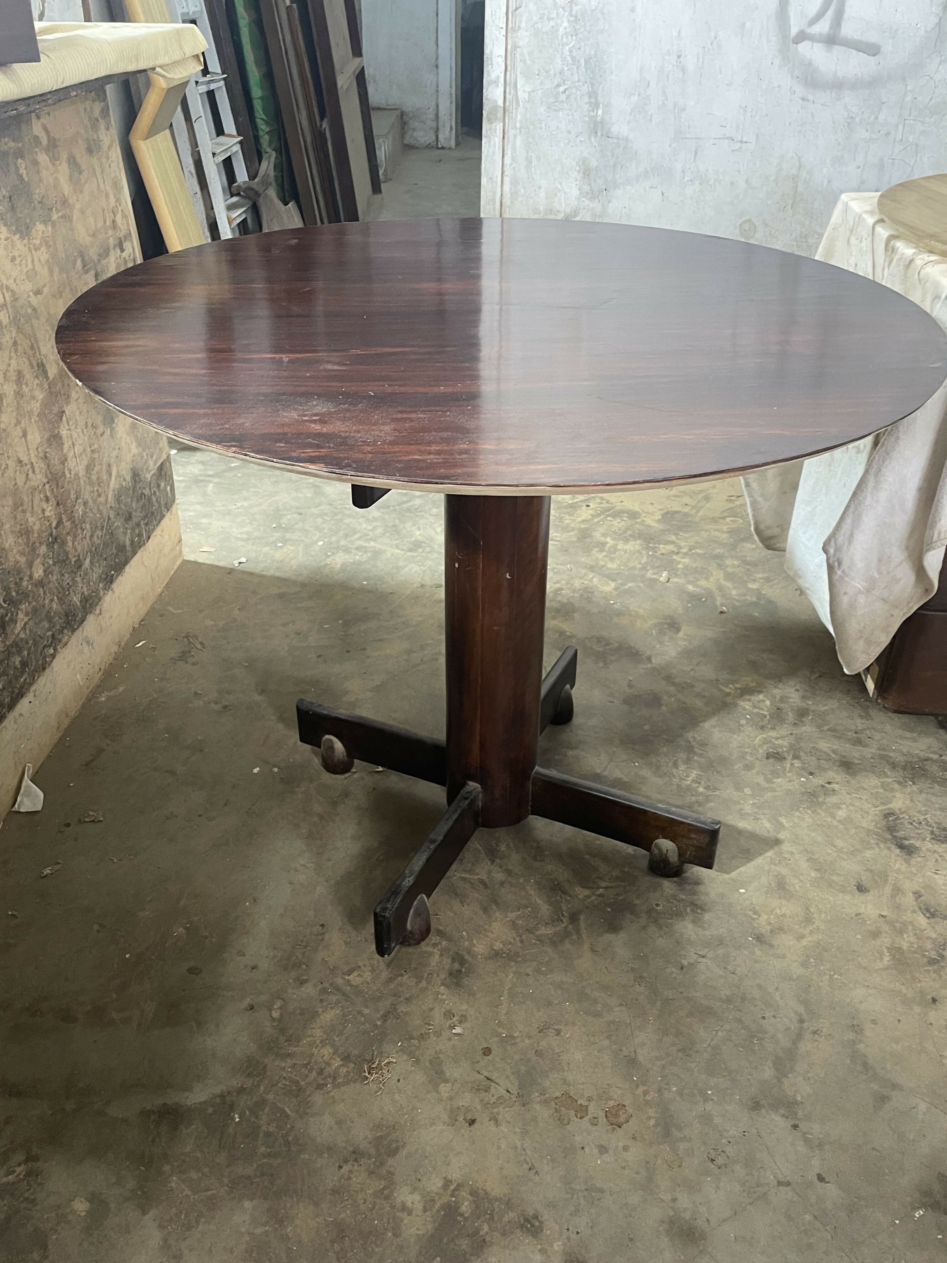 Mesa de Jantar Redonda de Época em Imbuia Maciça