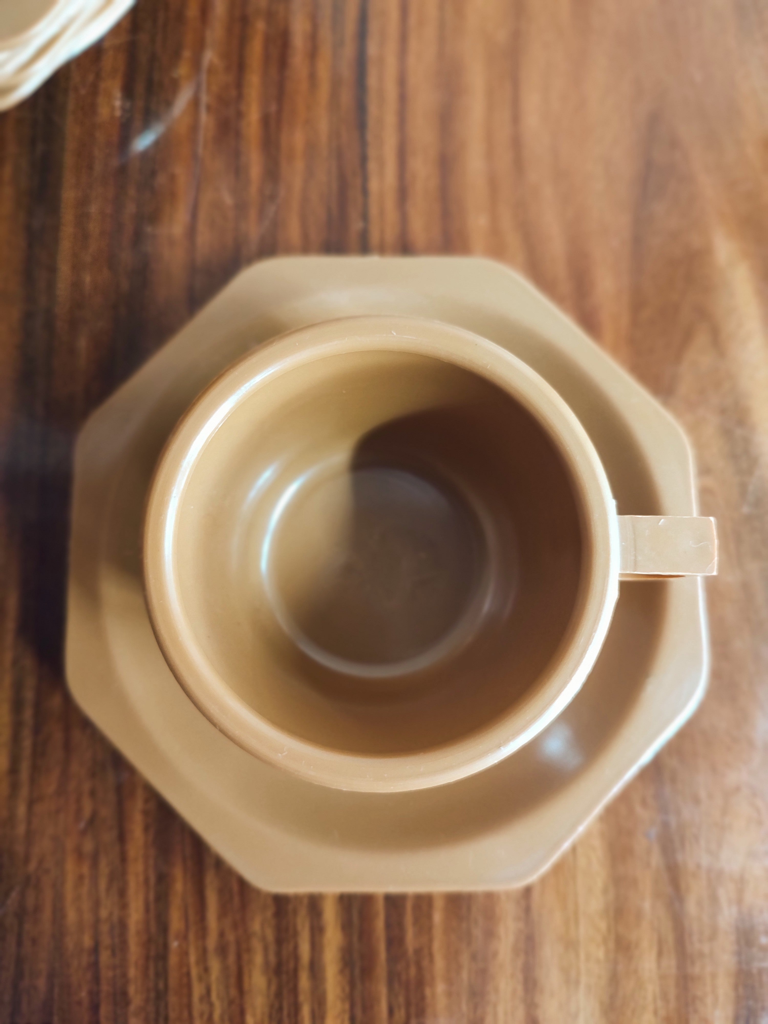Simpático e antigo conjunto de café Mopex em plástico rijo marrom com suporte em metal