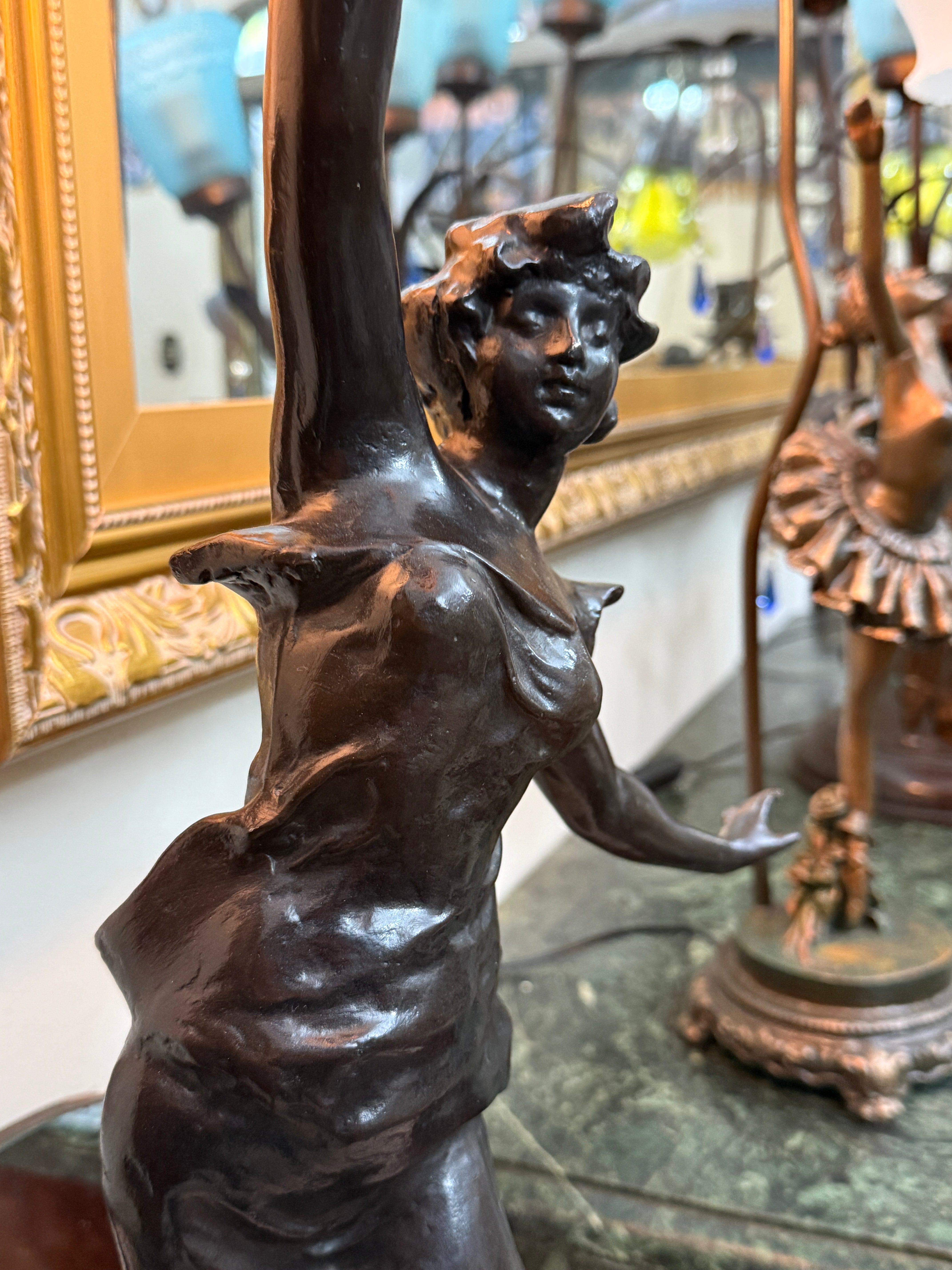 Grande Luminária de mesa em Petit Bronze com figura feminina 