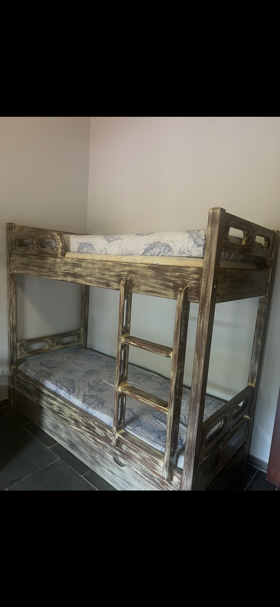 Beliche em madeira maciça com gaveteiro ou mais uma opção de cama extra
