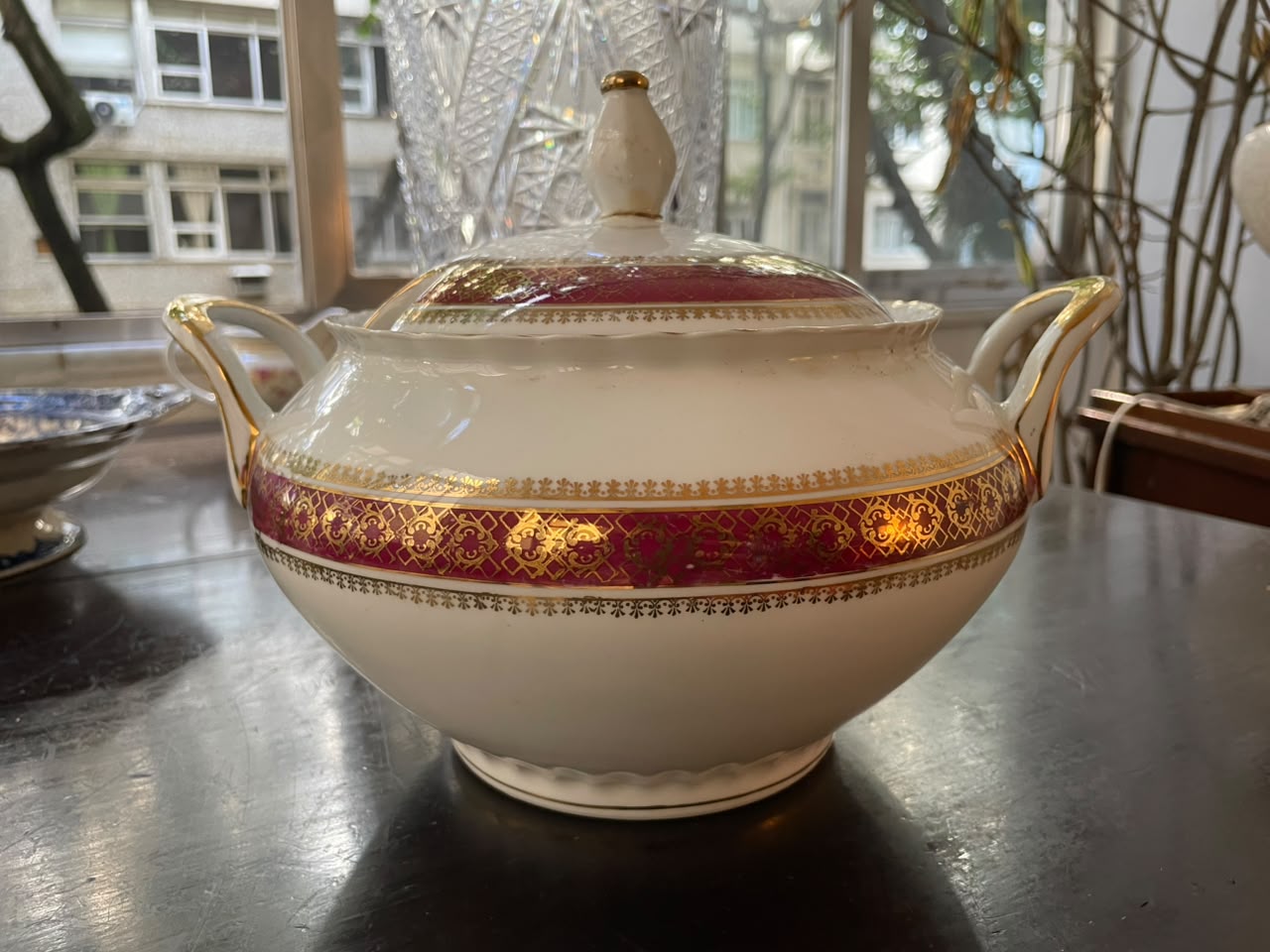 Sopeira em porcelana Steatita com detalhes dourados 