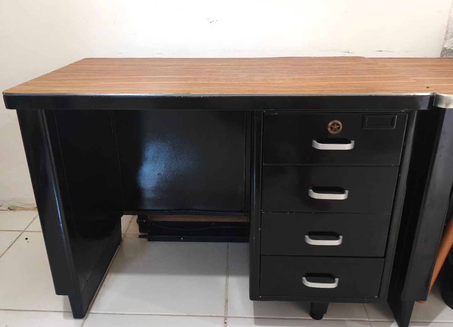 Escrivaninha de aço 1960 com 3 gavetas industria Fiel restaurada com pintura automotiva preta 
