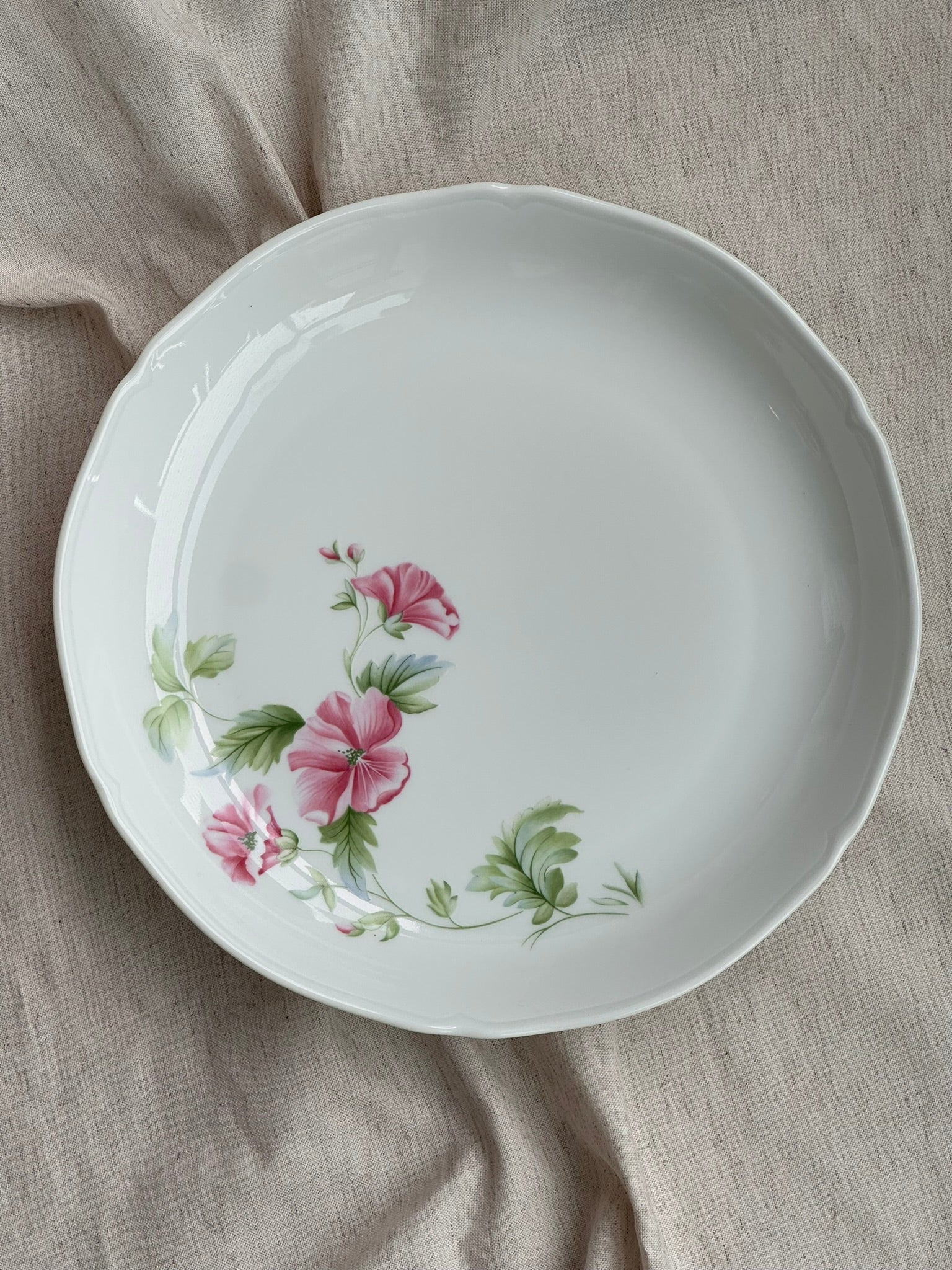 Conjunto de porcelana francesa Limoges Castagner com motivos florais — 6 pratos fundos, sopeira e travessa