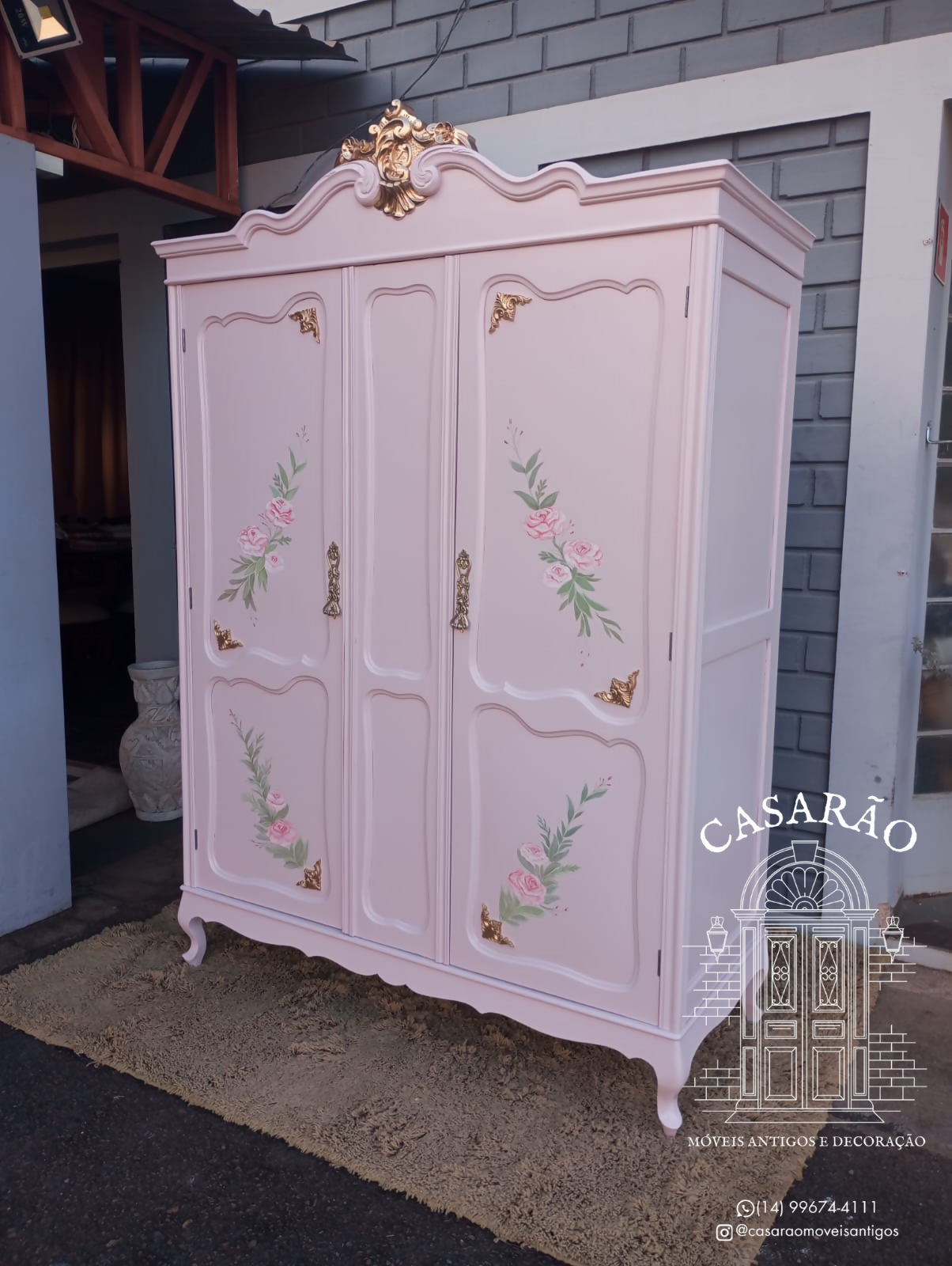 GUARDA-ROUPA LAQUEADO PROVENÇAL com detalhes florais