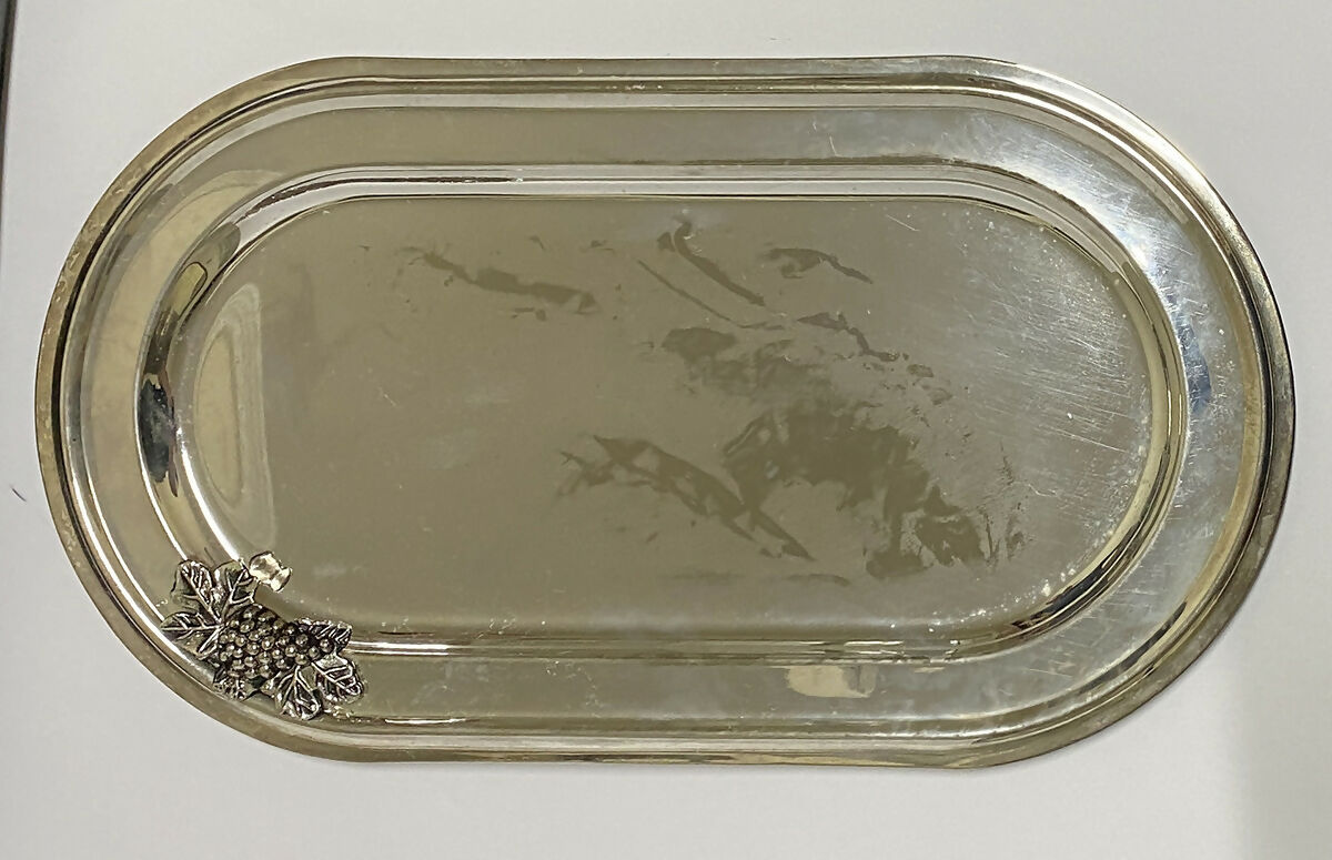 Bandeja em Metal Prateado com Decoração de Uvas — Peça Vintage