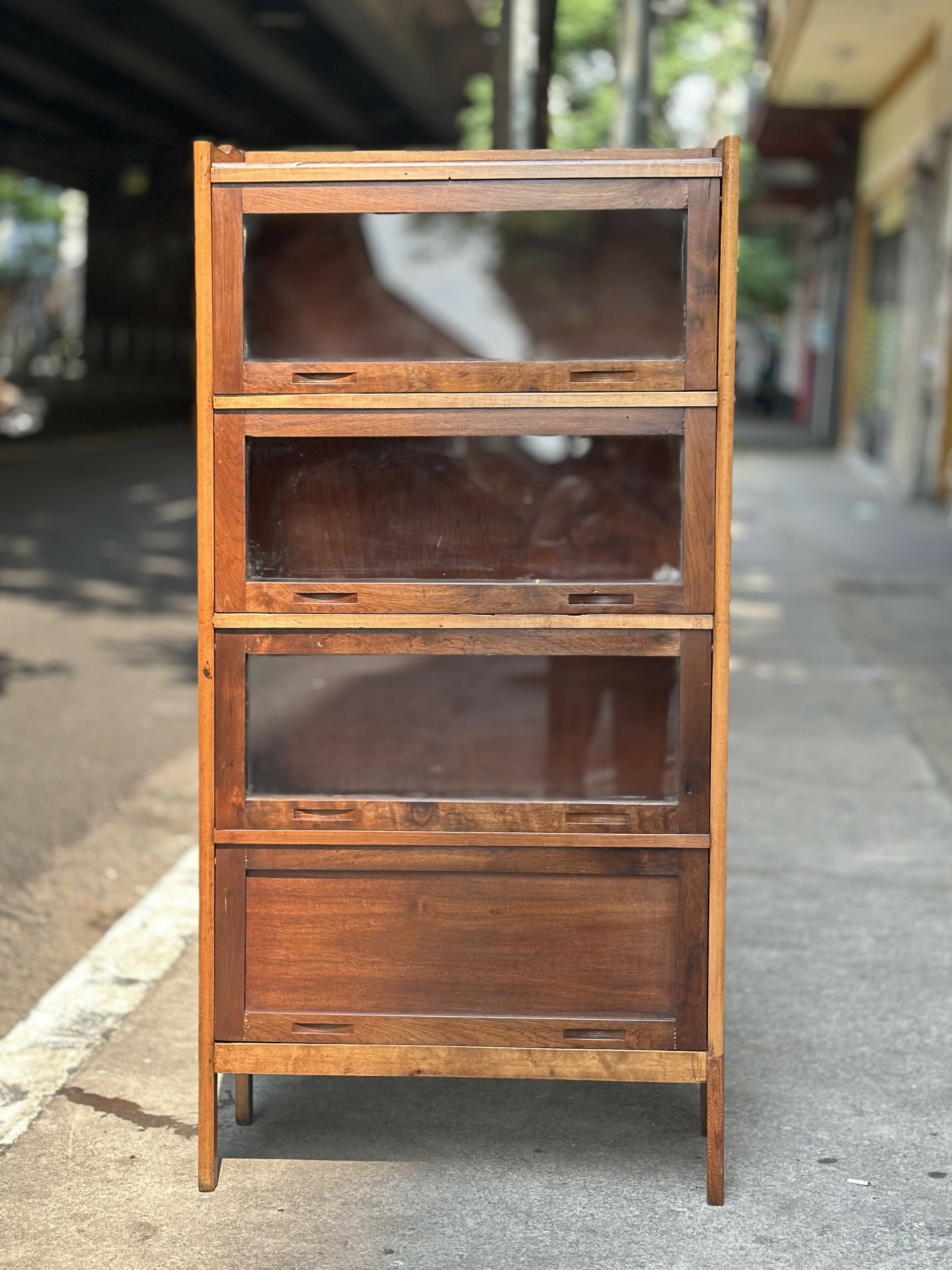 Livreiro com Porta Basculante