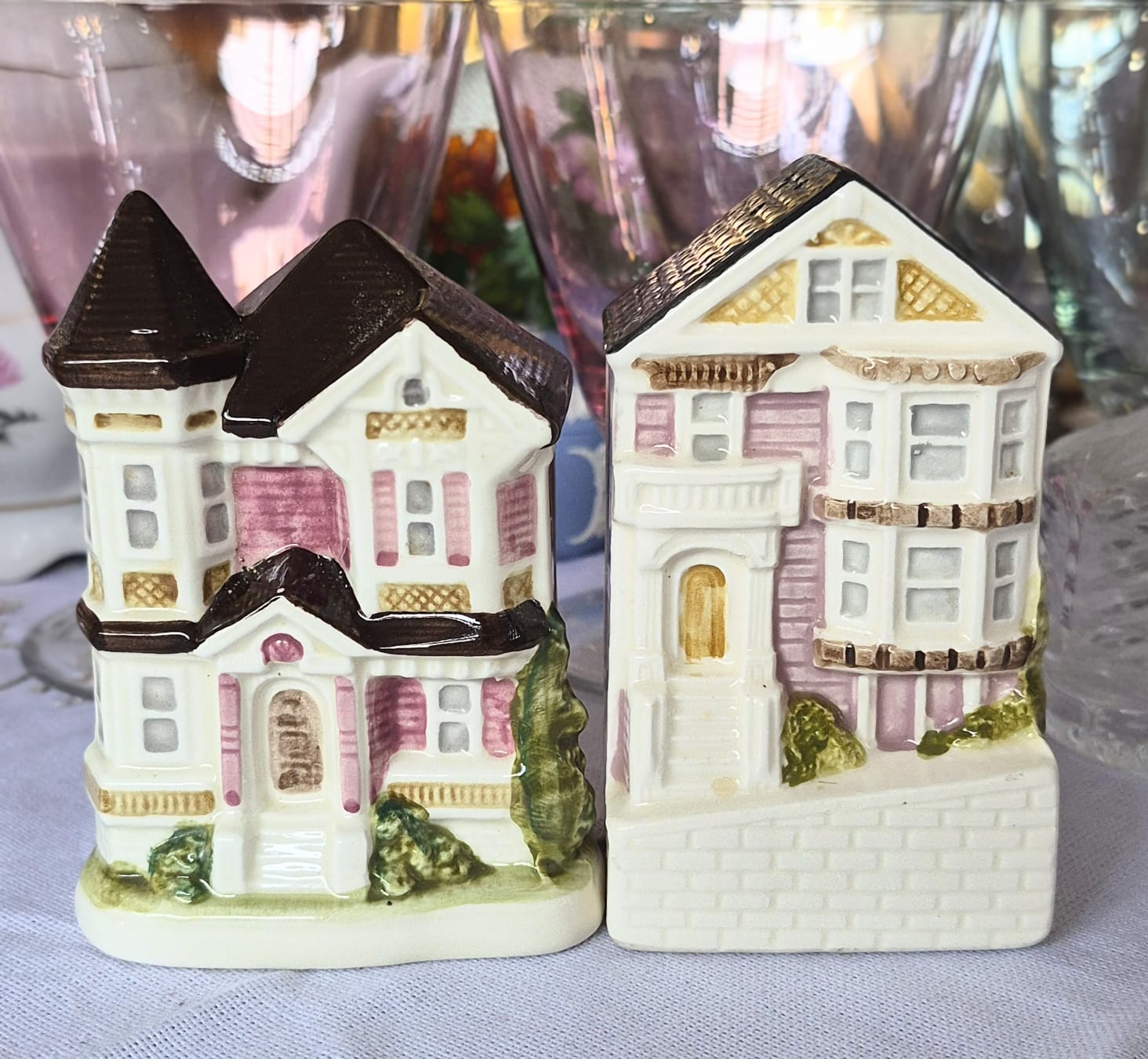 Saleiro e pimenteiro em porcelana japonesa vintage Otagiri em formato de casinhas vitorianas