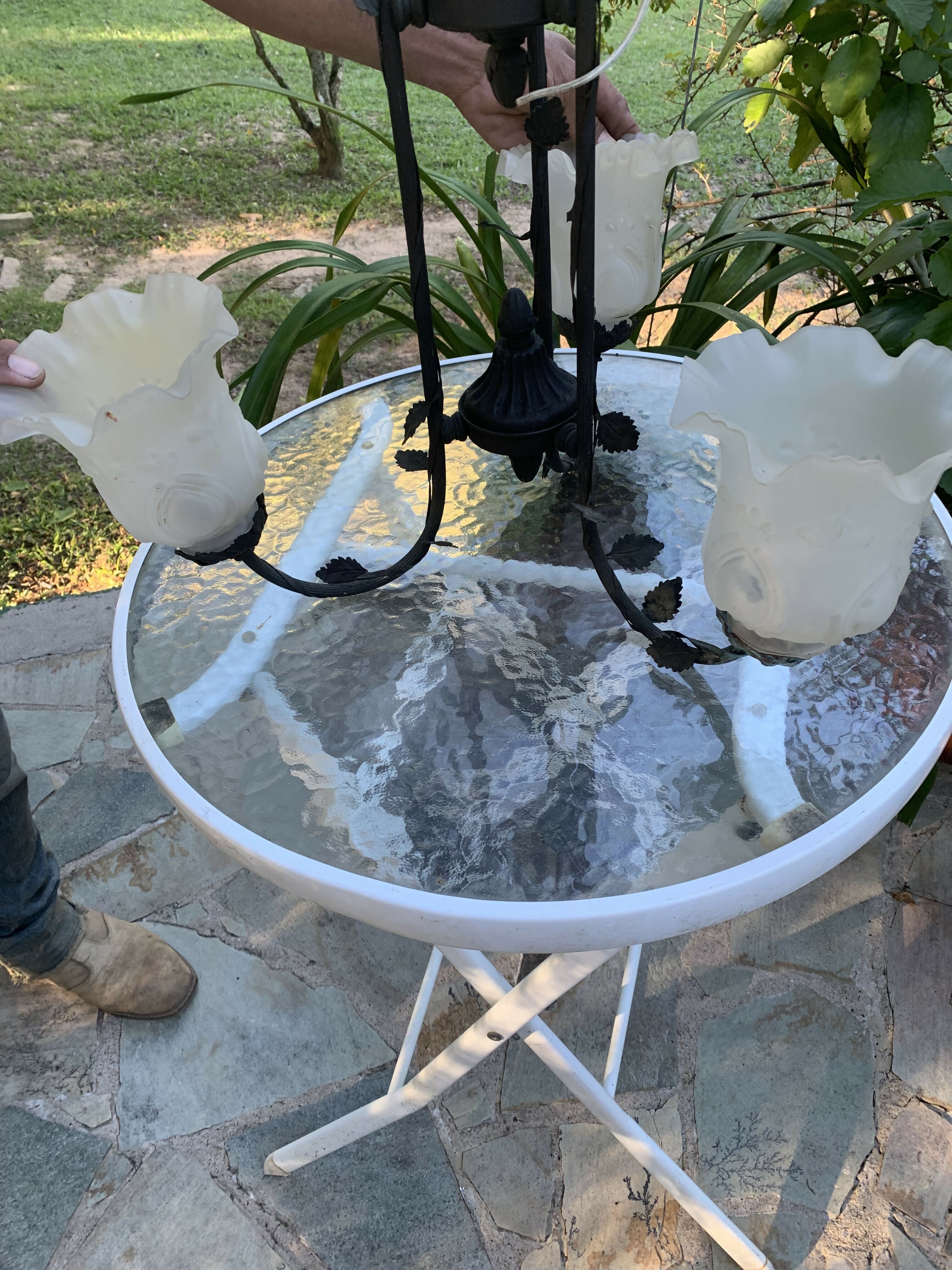Lustre antigo em ferro com cúpulas de vidro fosco