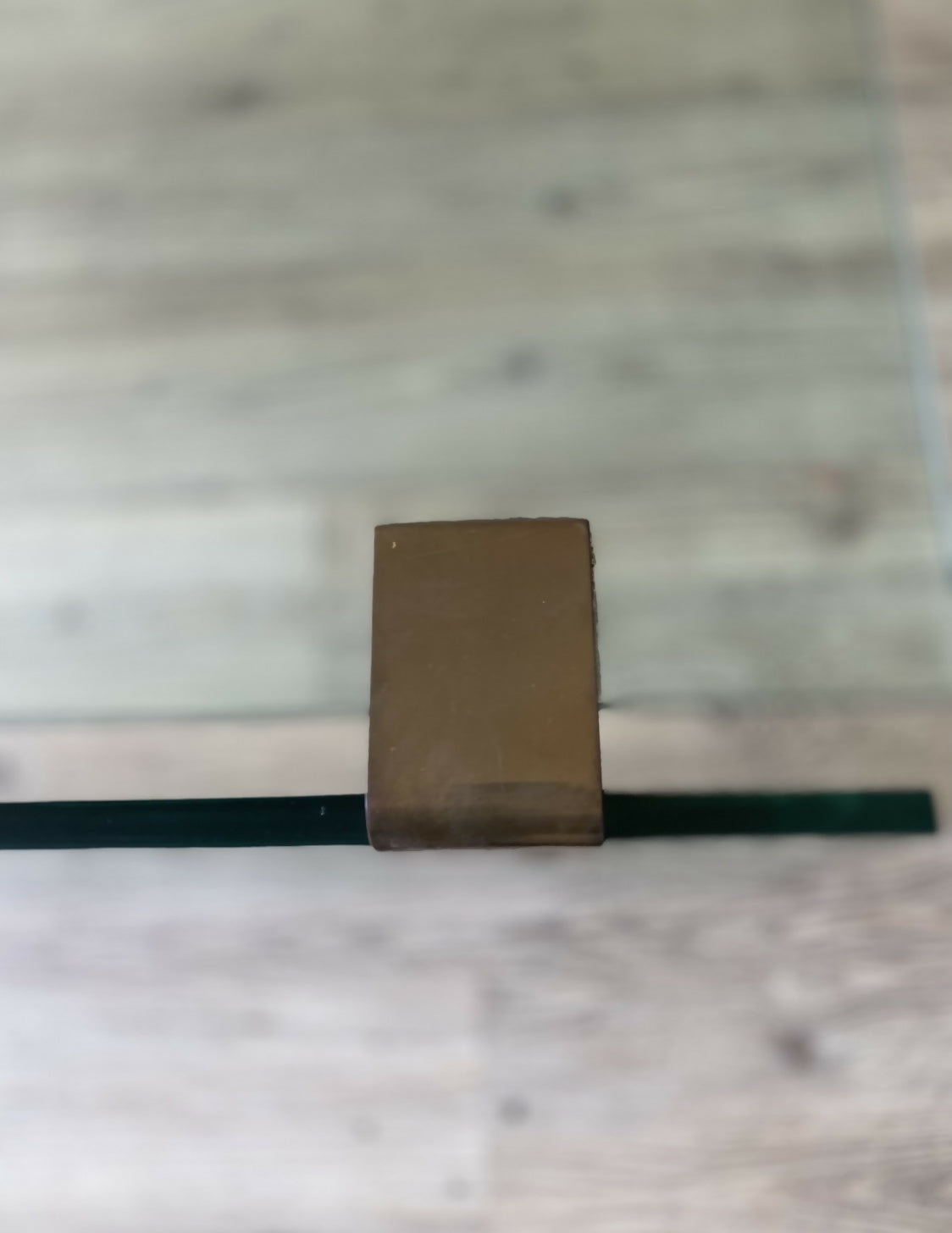 Mesa de Centro italiana década de 80s, em vidro e detalhe encaixe em latão. Impecável!