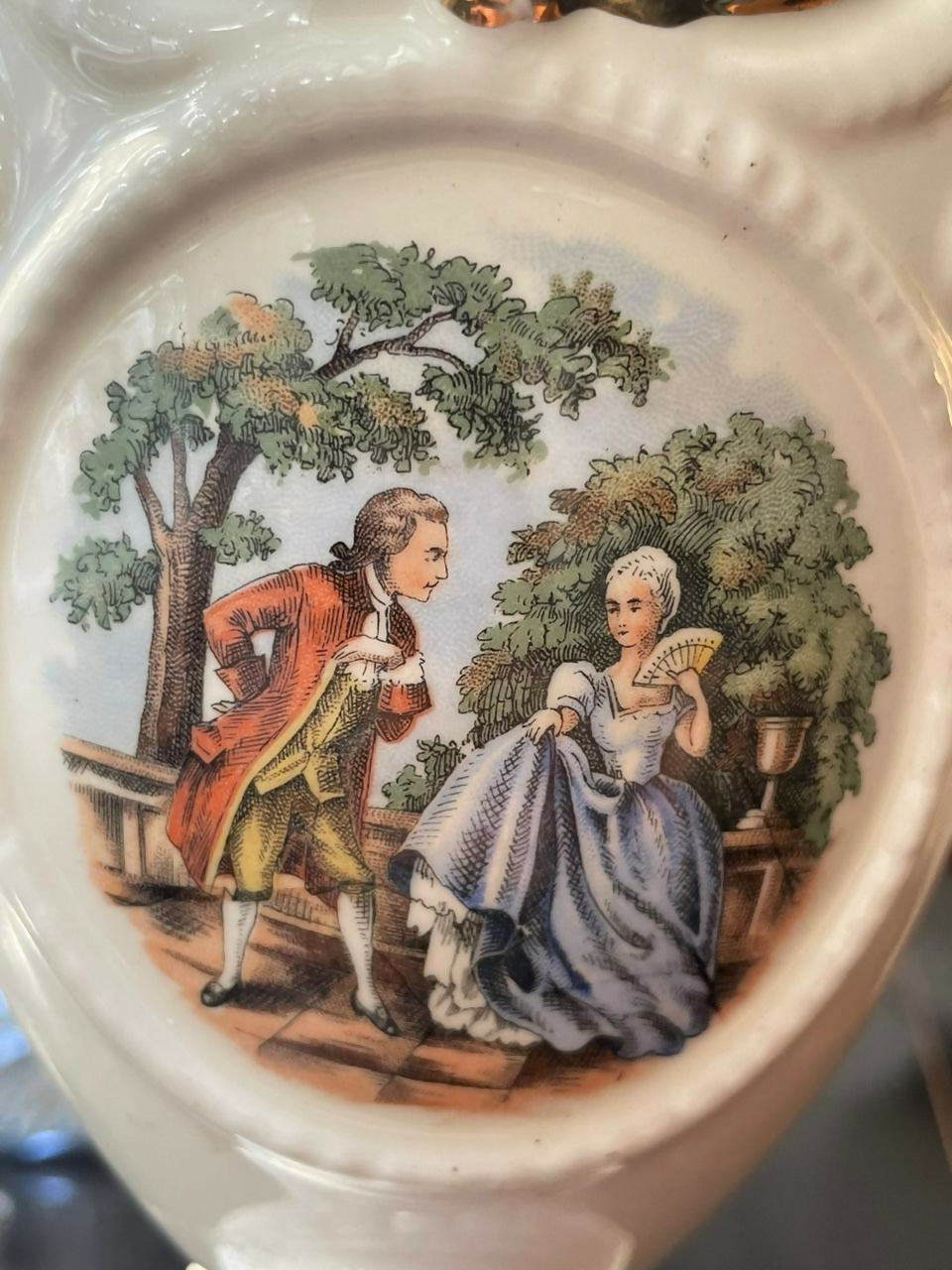 Abajur em porcelana com cena galante e douração
