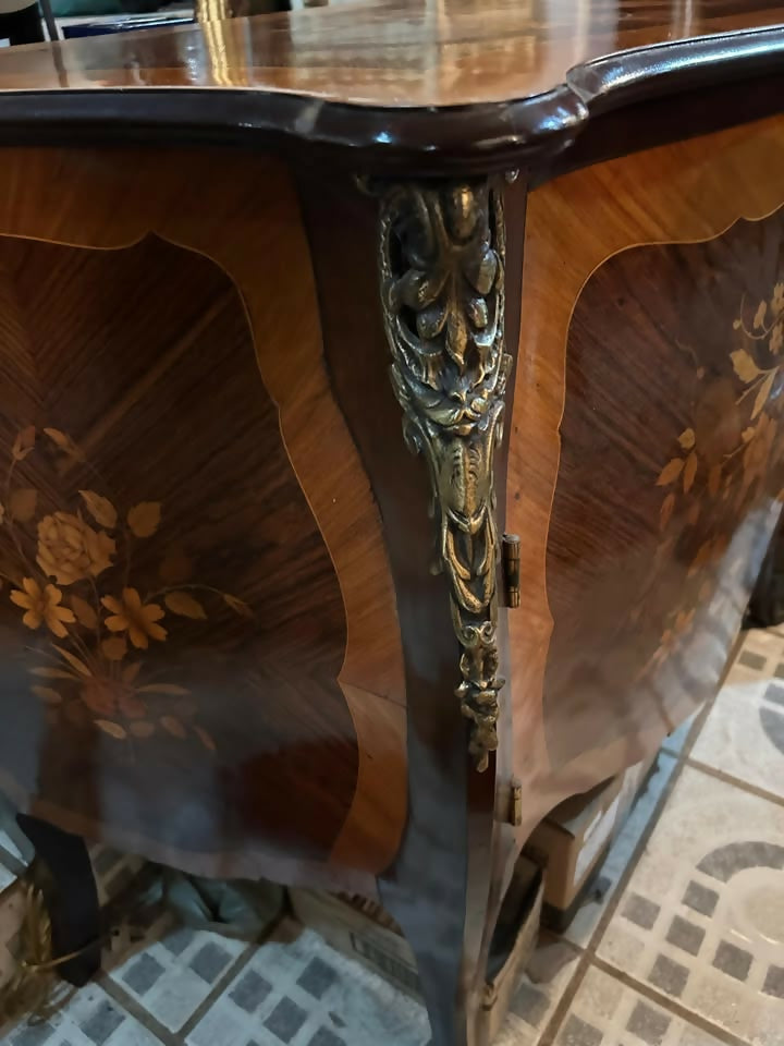 Cômoda Bombê Antiga Marchetada com motivos florais – Excelente Estado