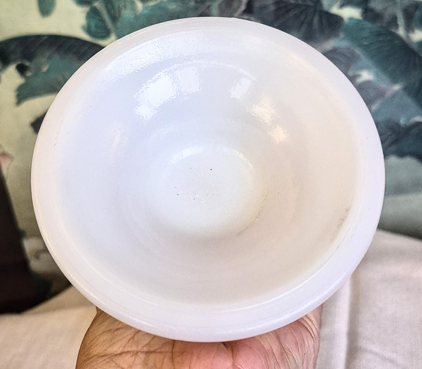 Incrível vaso em opalina vintage,  anos 50/60, estadounidense.  Formato trompete, padrão de pontos e traços, borda em babado.  Depression glass clássico chamado Vaso de Opalina Hobnail.