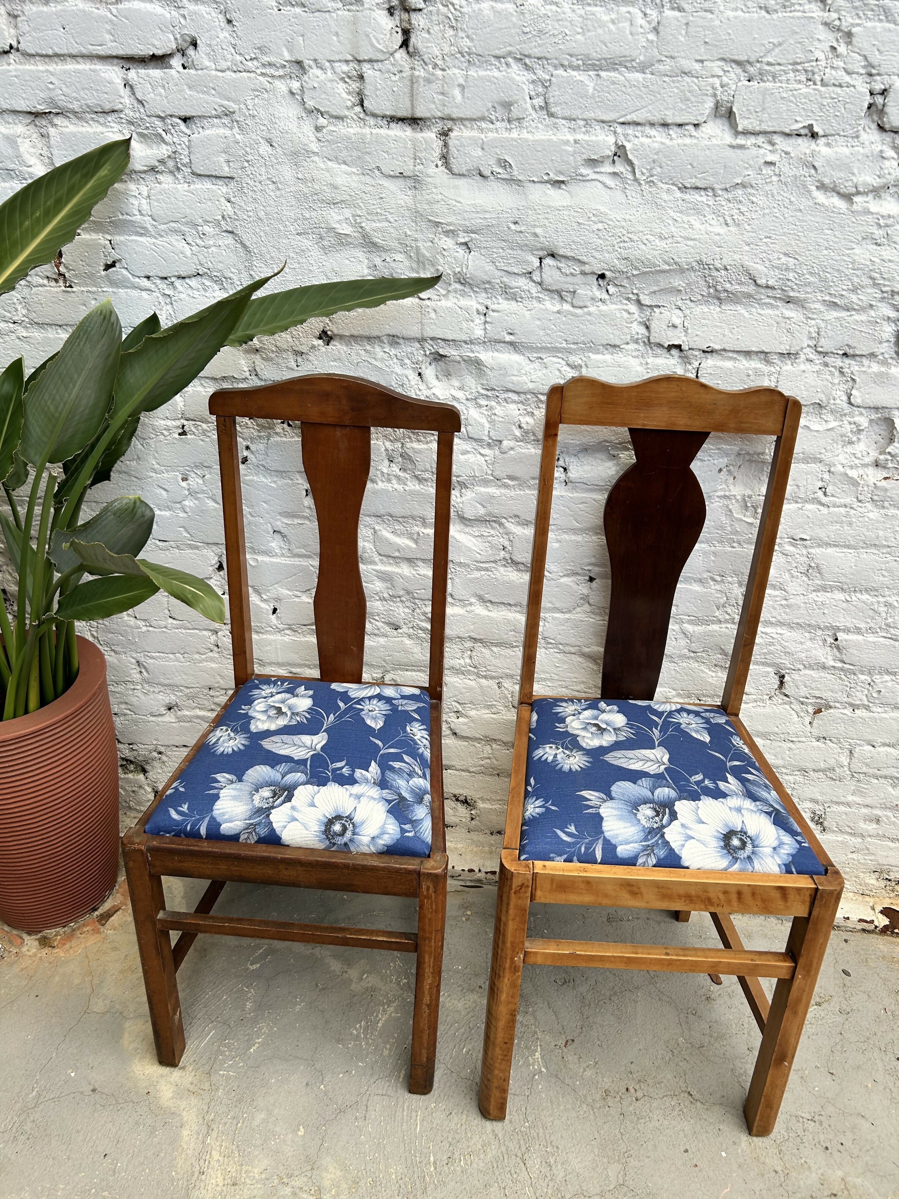 Cadeiras antigas com tapeçaria nova tecido Donatelli floral azul (unitário)
